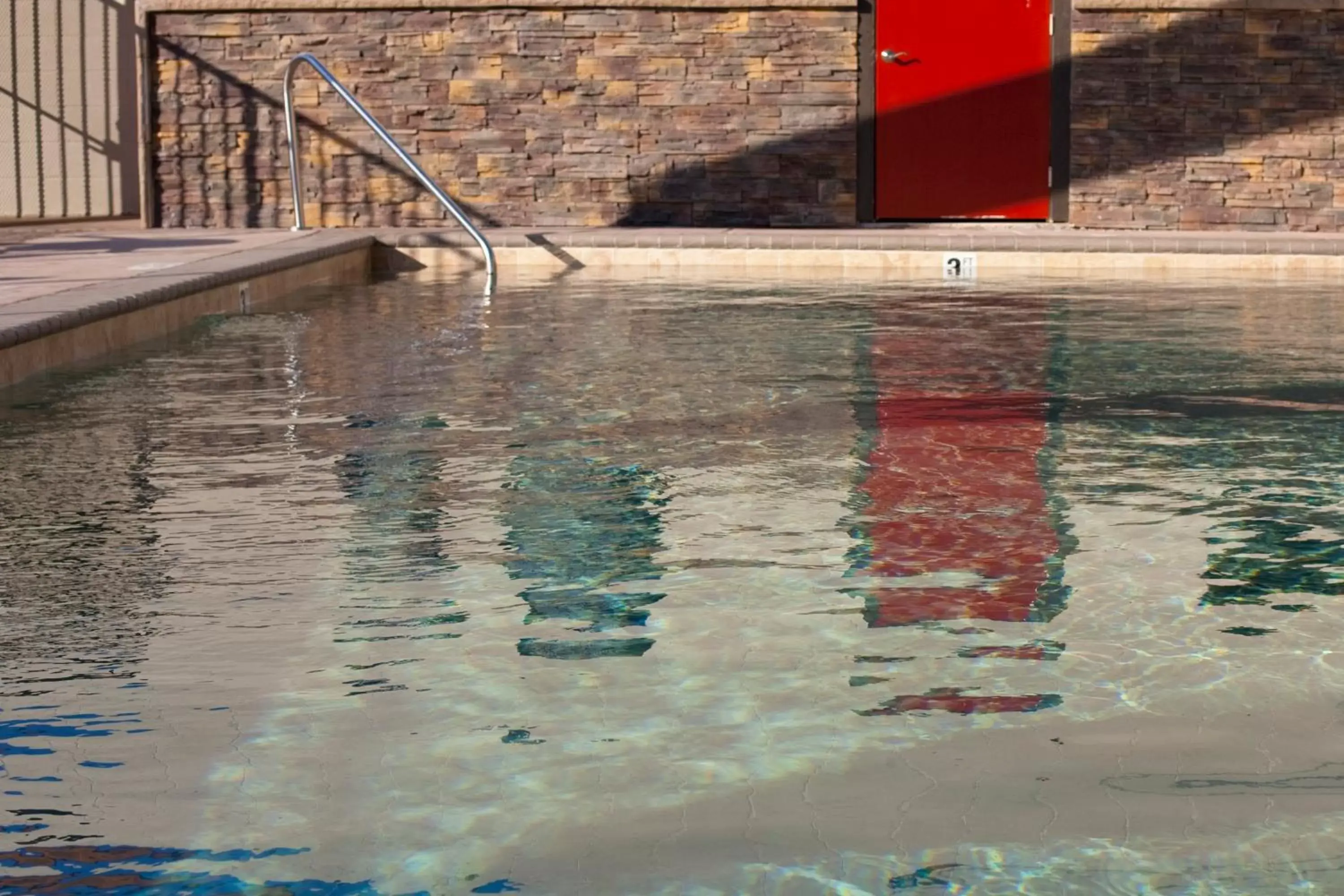 Swimming pool in Celilo Inn Swimming pool in Celilo Inn