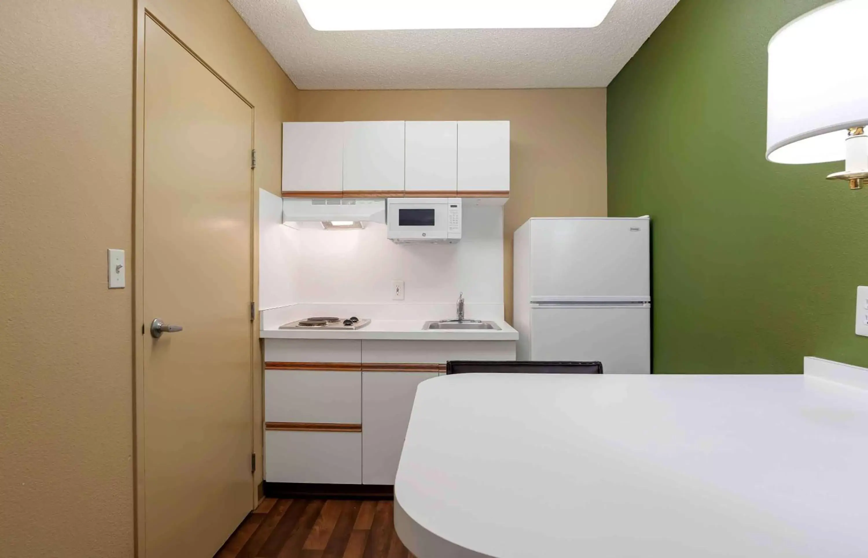 Bedroom, Kitchen/Kitchenette in Extended Stay America Suites - San Diego - Sorrento Mesa