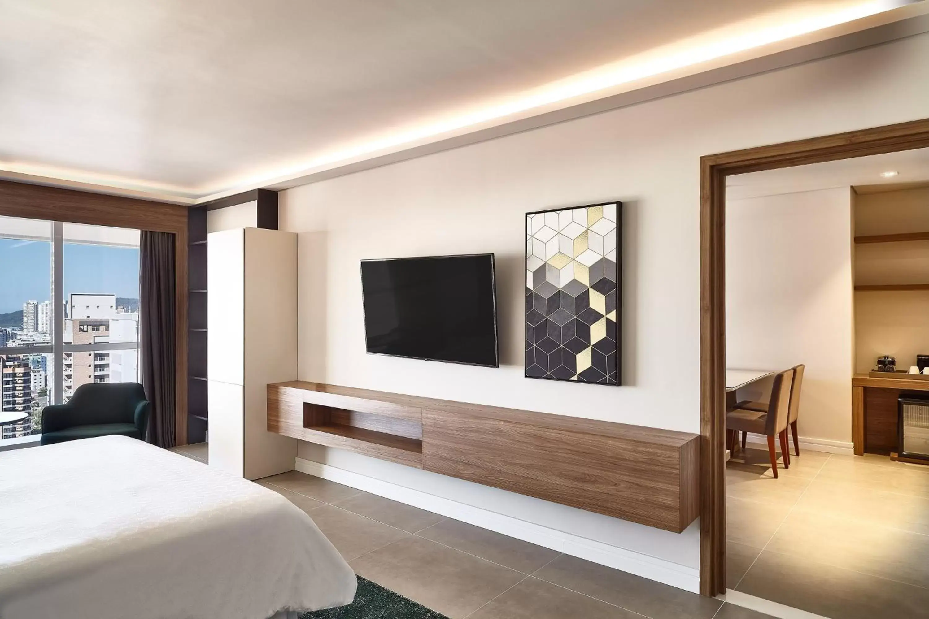 Bedroom, TV/Entertainment Center in Sheraton Santos Hotel