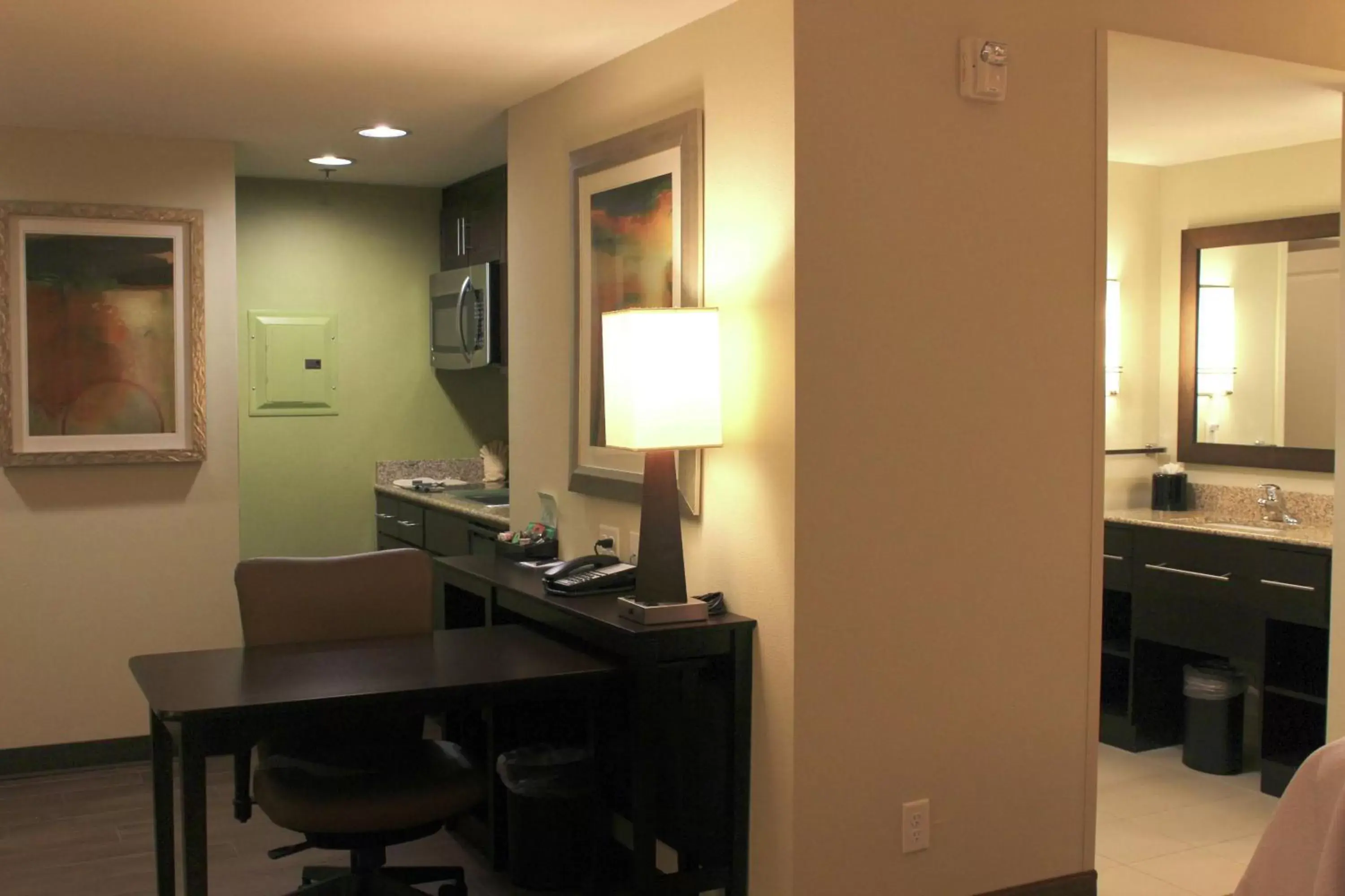Bedroom, TV/Entertainment Center in Homewood Suites by Hilton Victoria