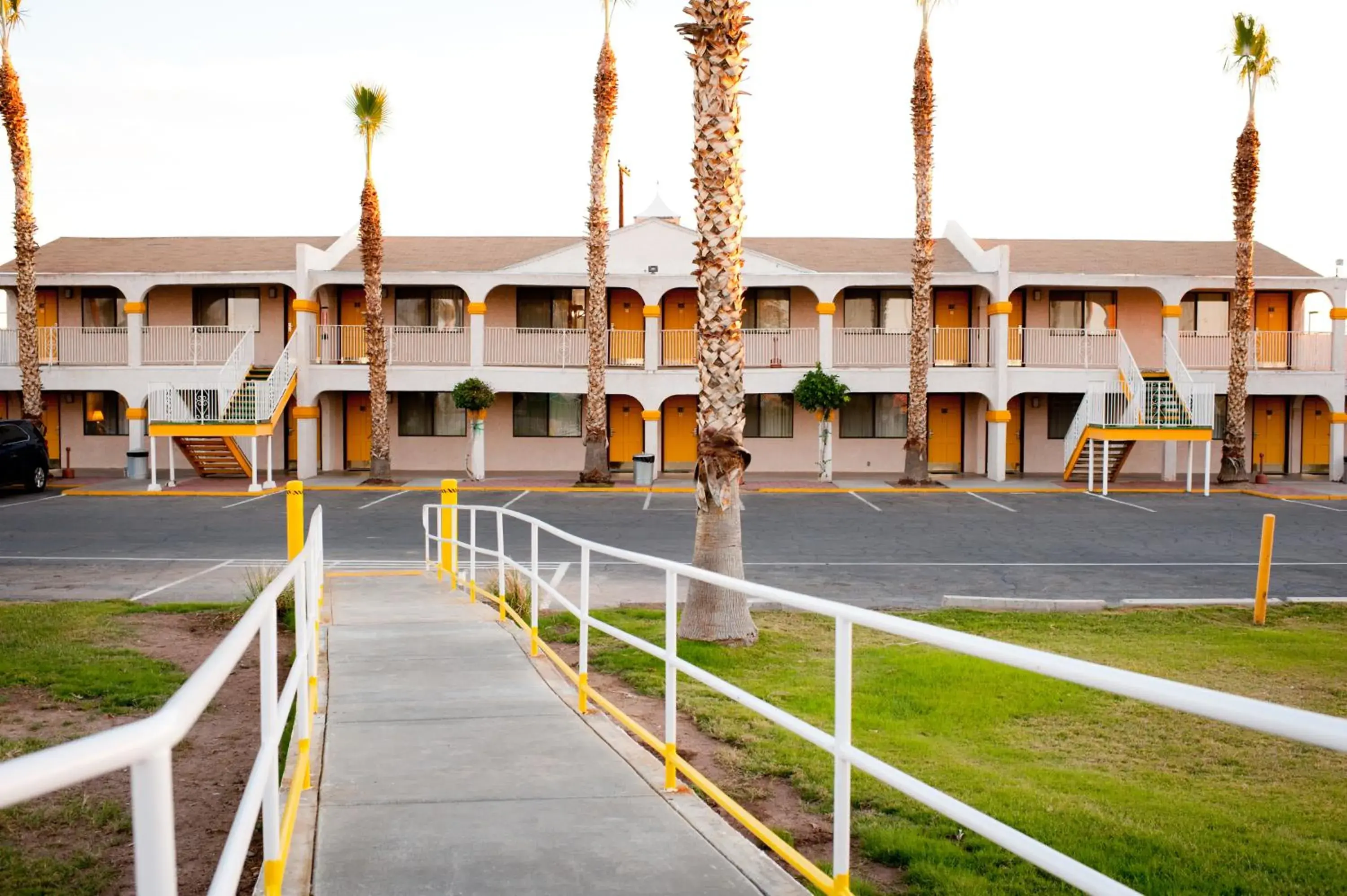 Property Building in Emerald Inn & Lounge