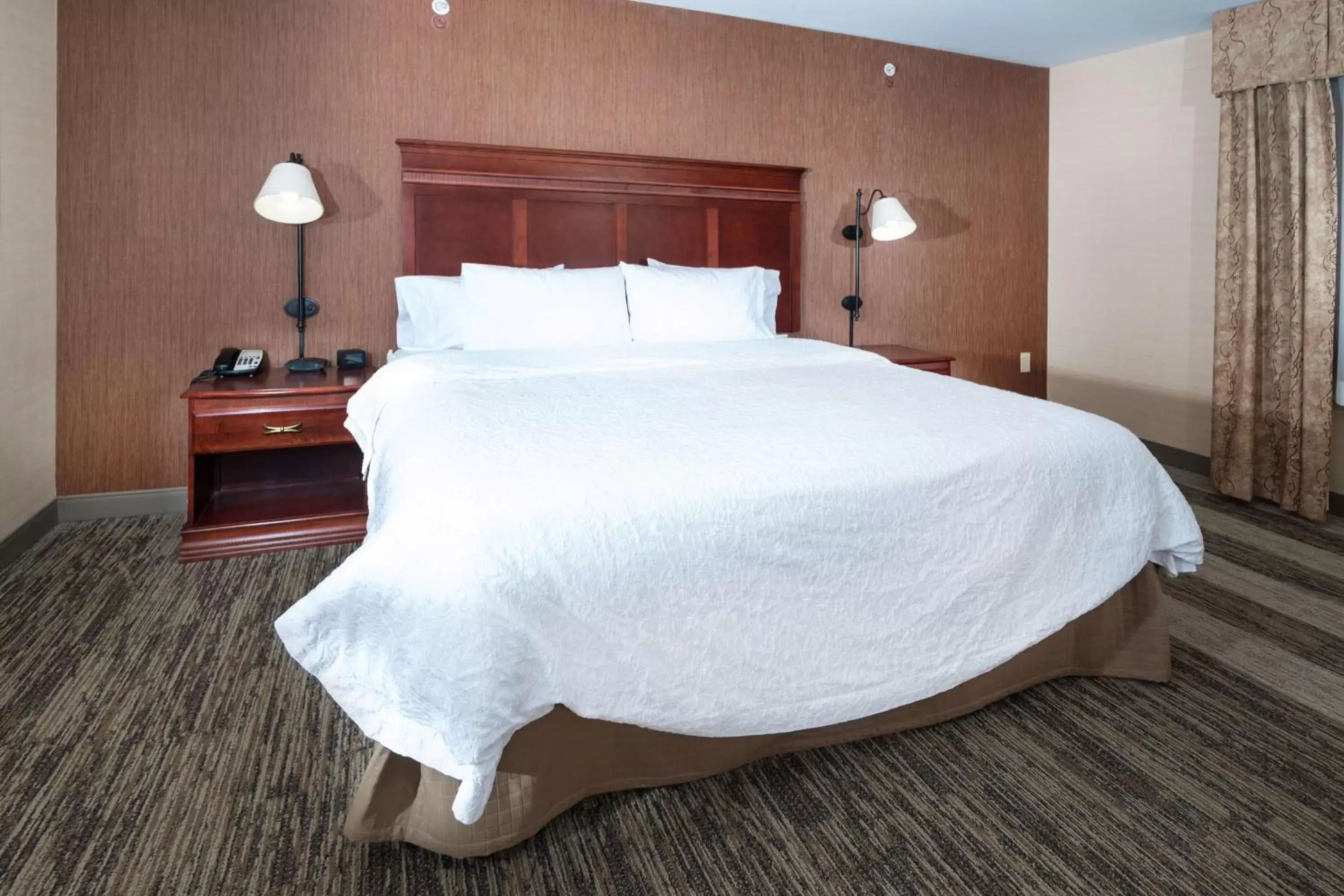 Bed in Hampton Inn & Suites Greensburg