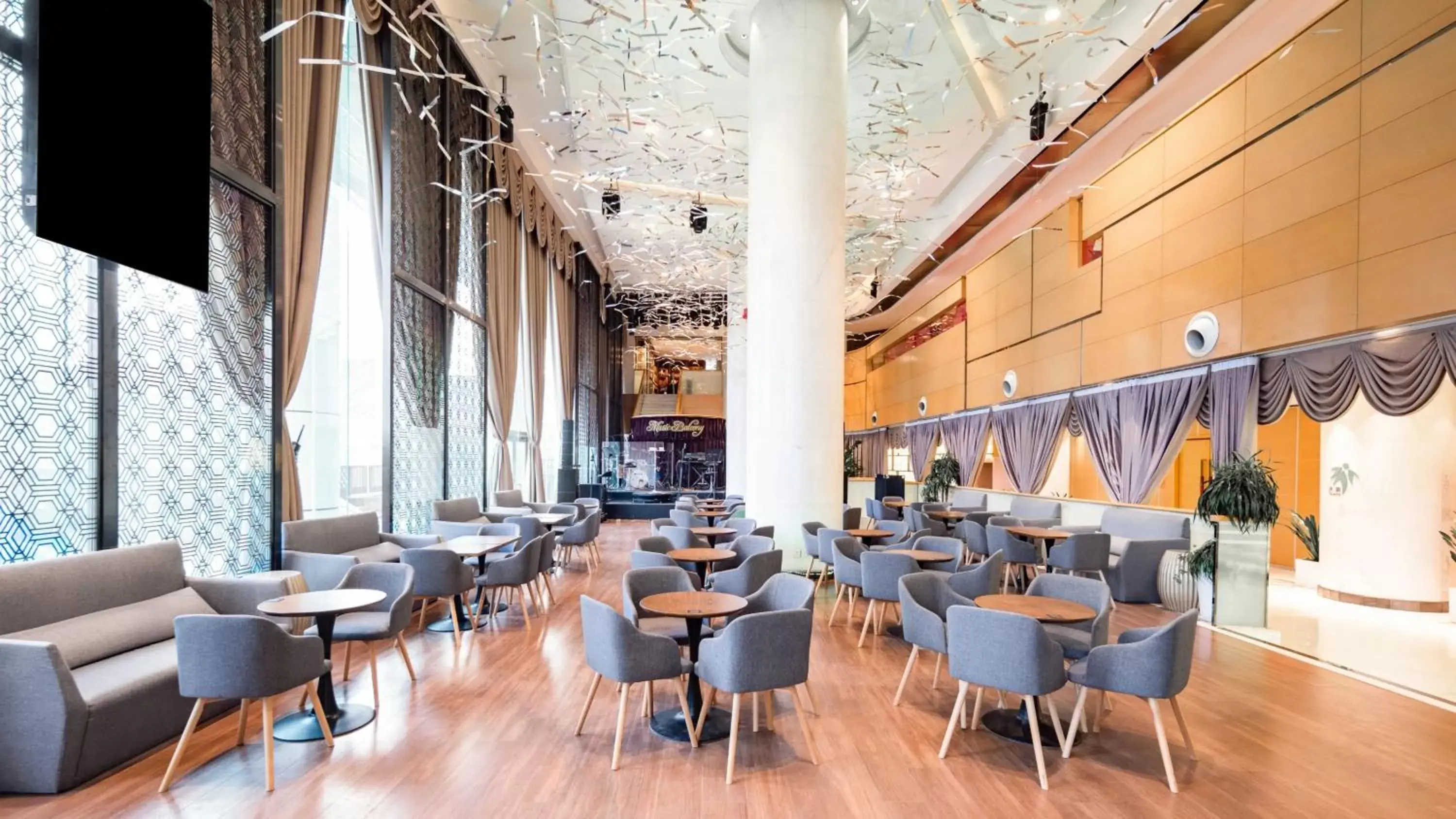 Lounge or bar, Restaurant/Places to Eat in Holiday Inn Shijiazhuang Central, an IHG Hotel