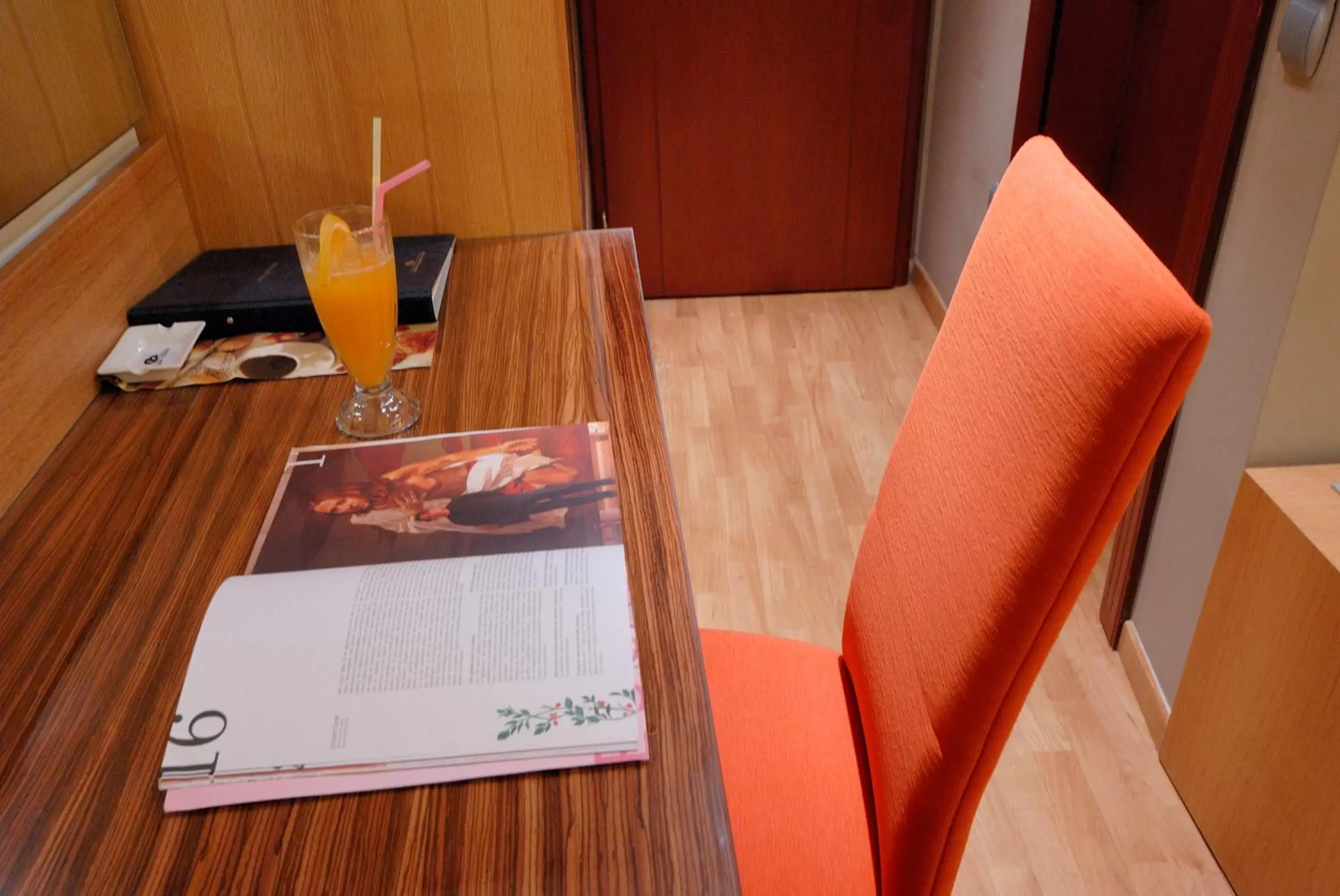Seating area, Restaurant/Places to Eat in Capsis Astoria Heraklion