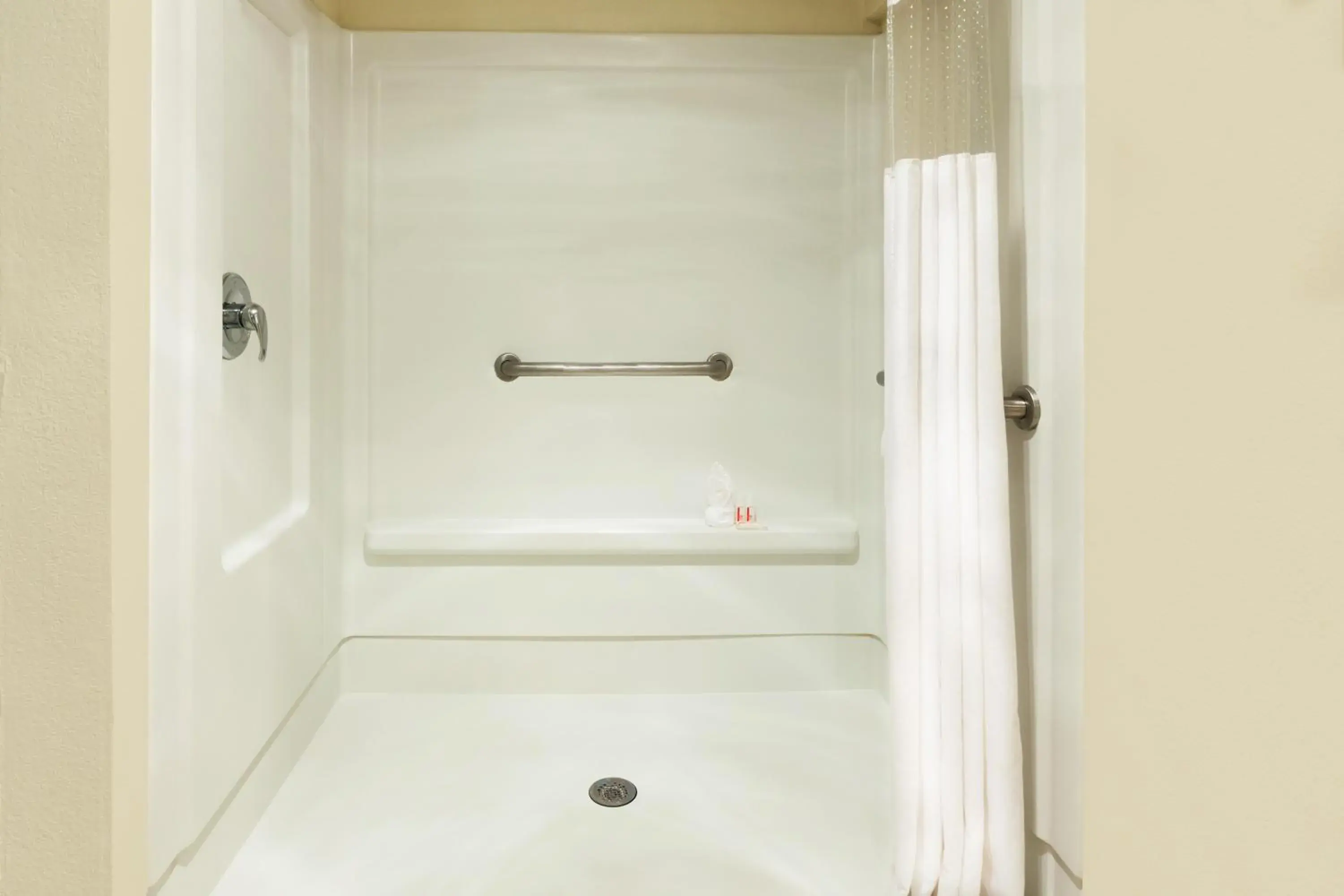 Shower, Bathroom in Howard Johnson by Wyndham Arlington Ballpark / Six Flags