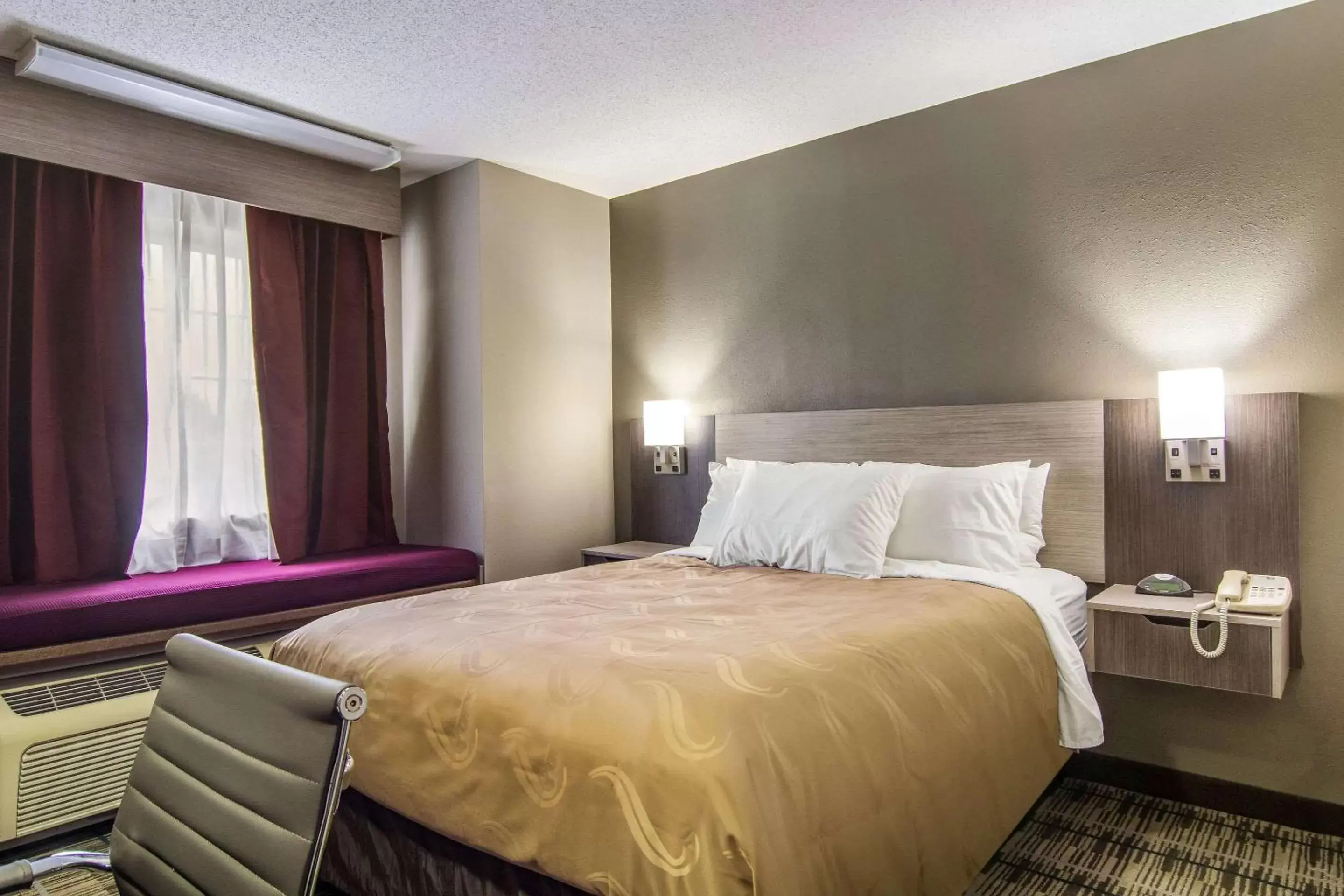 Photo of the whole room, Bed in Quality Inn & Suites Grove City-Outlet Mall