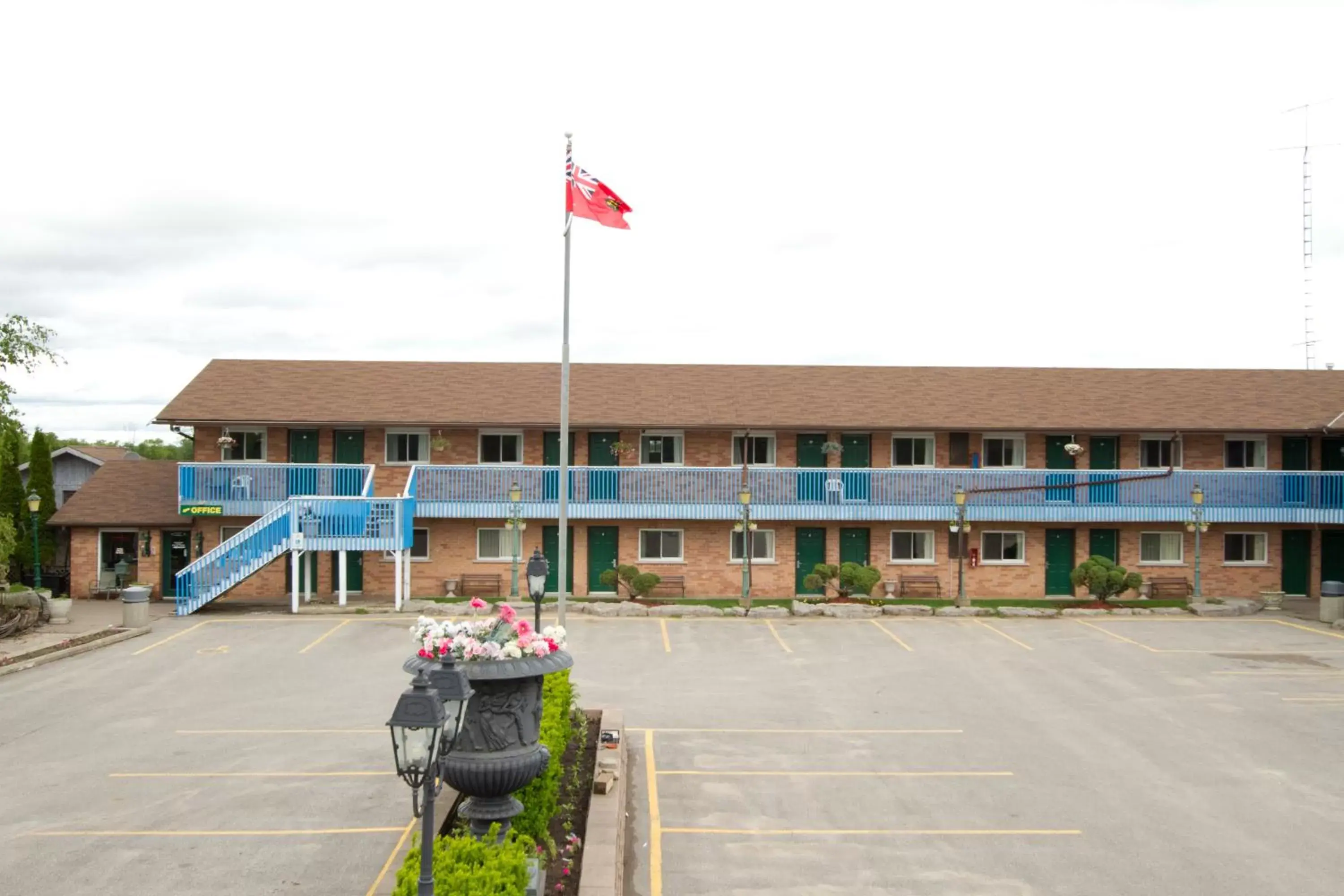 Property building in Knights Inn Lindsay Property building in Knights Inn Lindsay