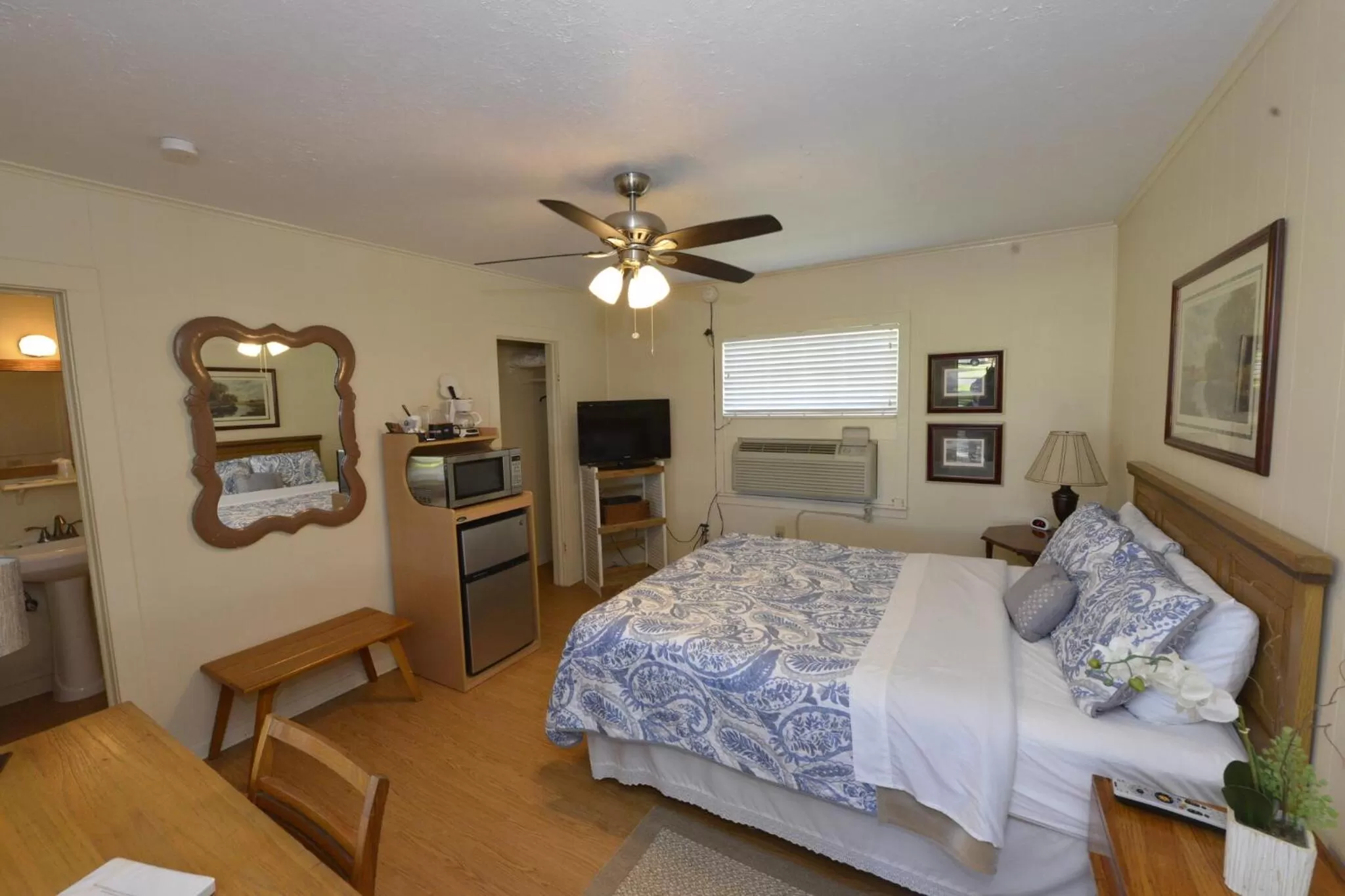 Bed in Shiner Country Inn