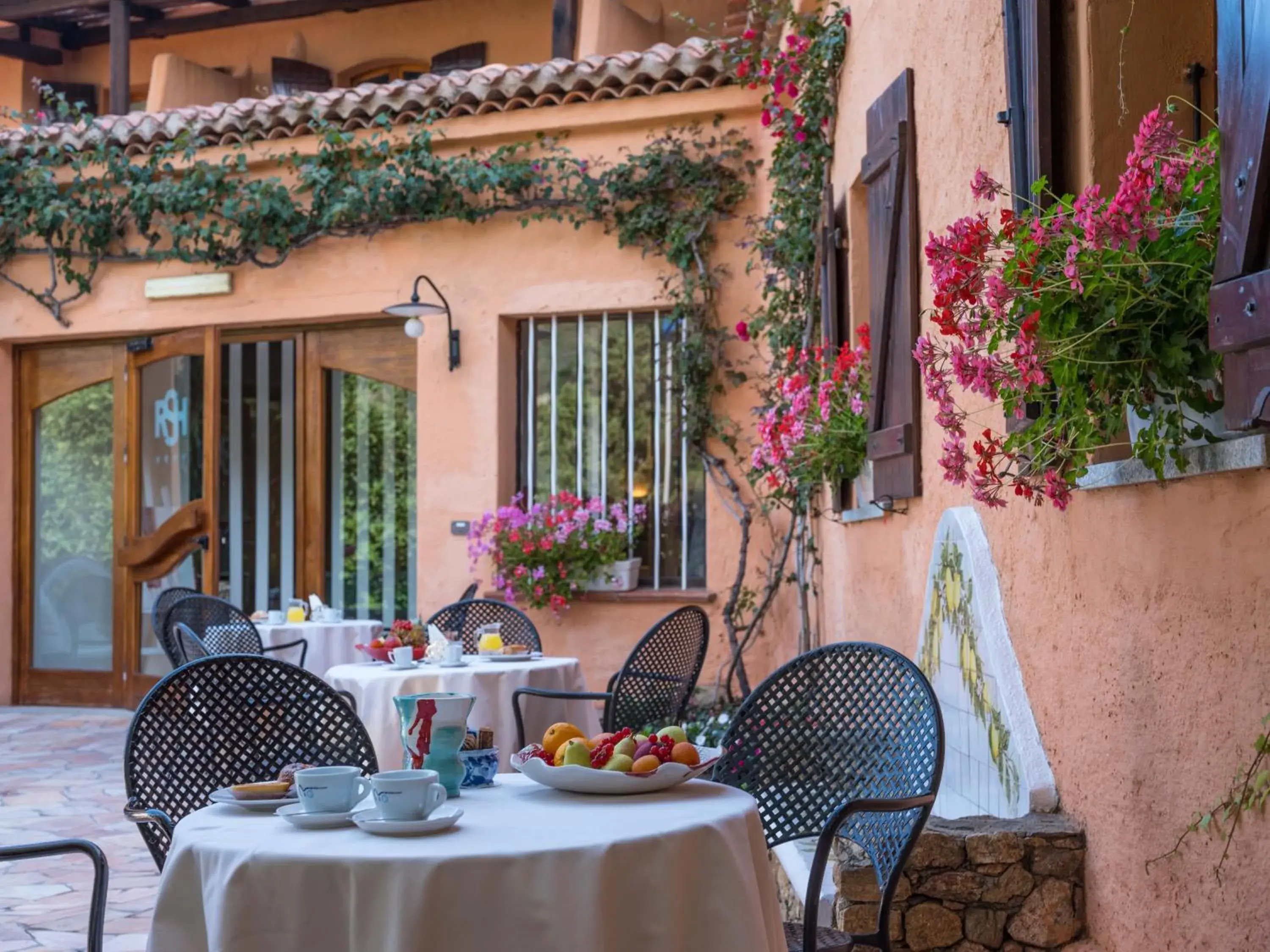 Restaurant/Places to Eat in Hotel Rocce Sarde