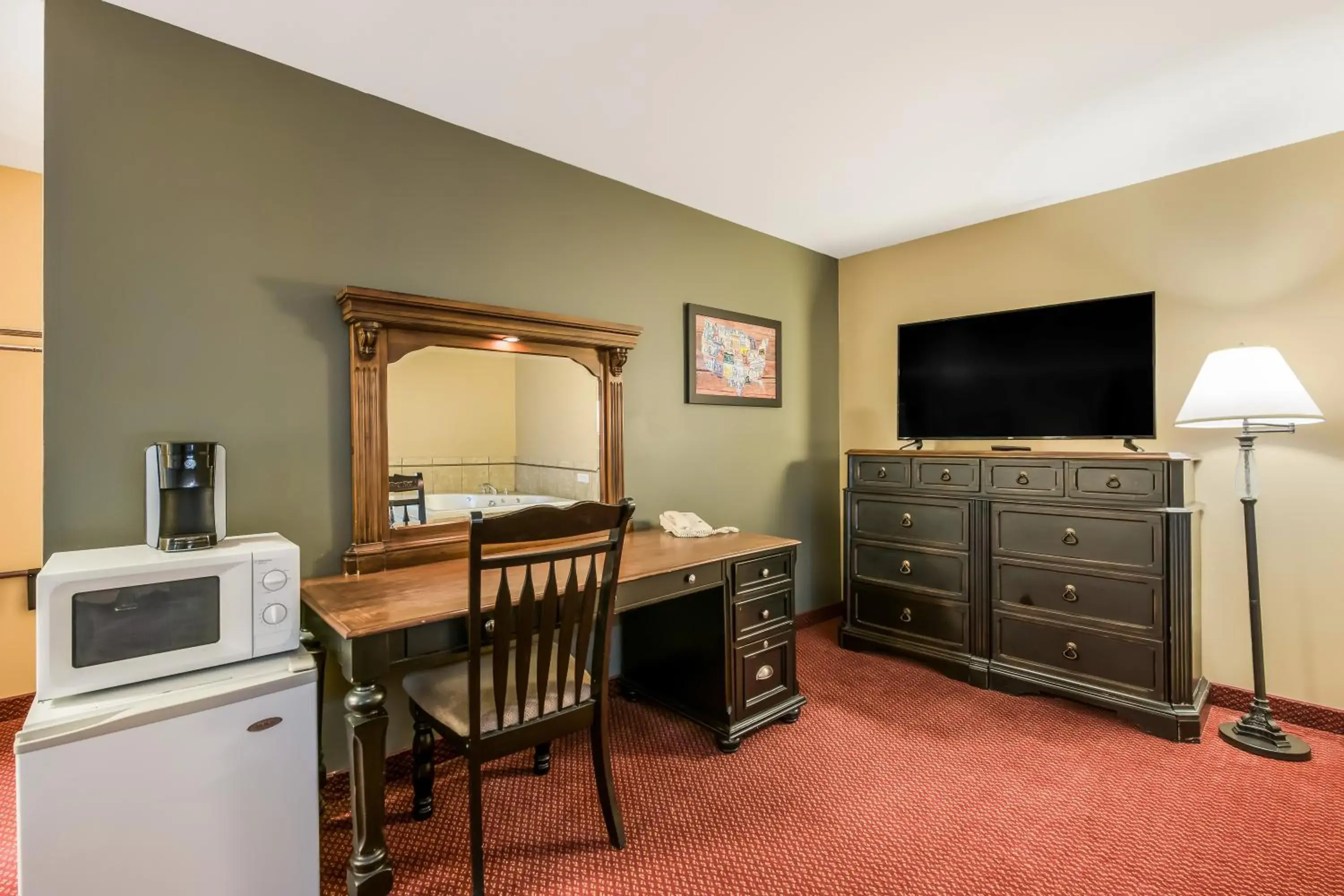 Bedroom, TV/Entertainment Center in EconoLodge by Choice Hotels - Rice Lake