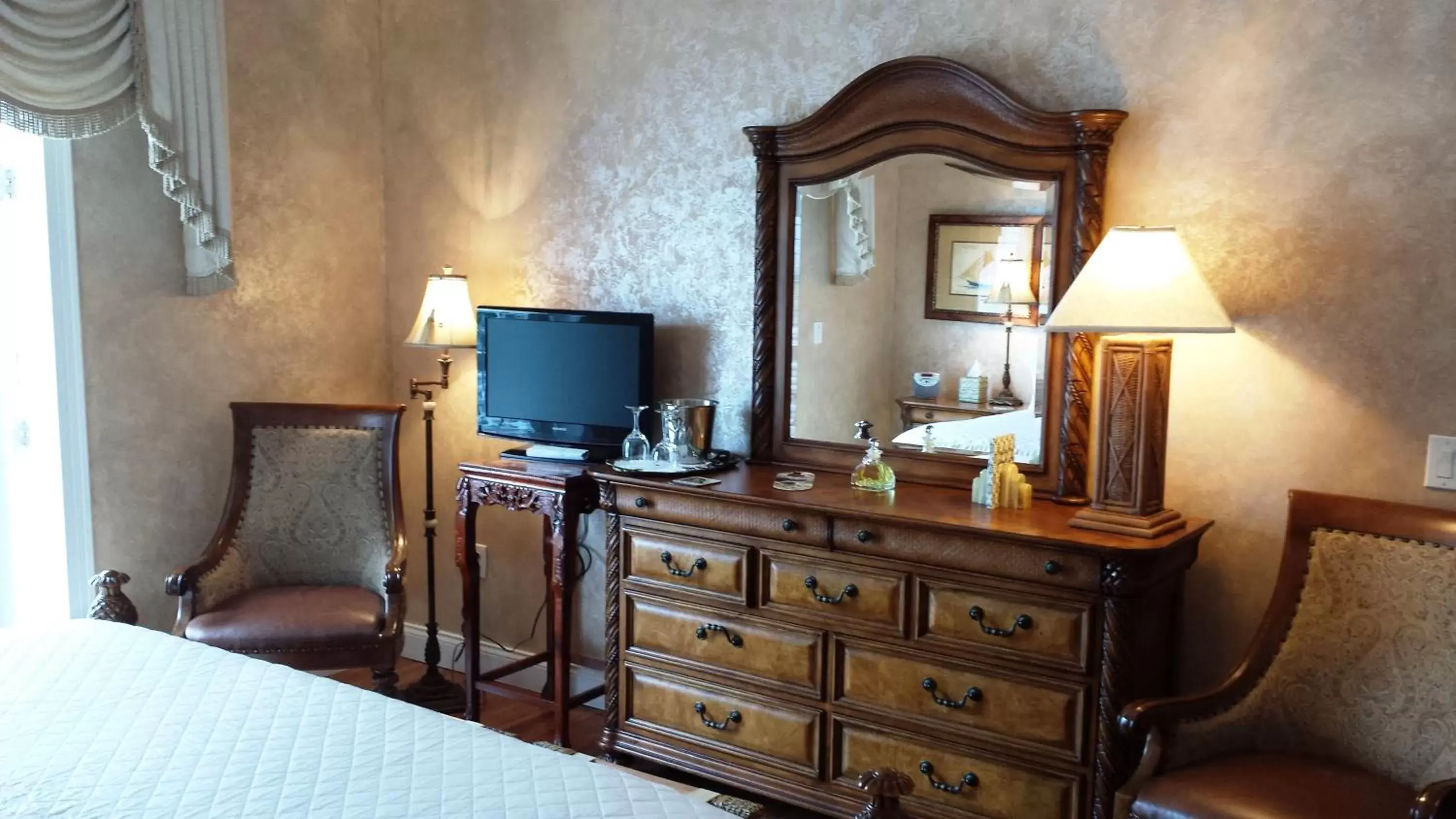 Seating area, TV/Entertainment Center in Windemere Inn by the Sea