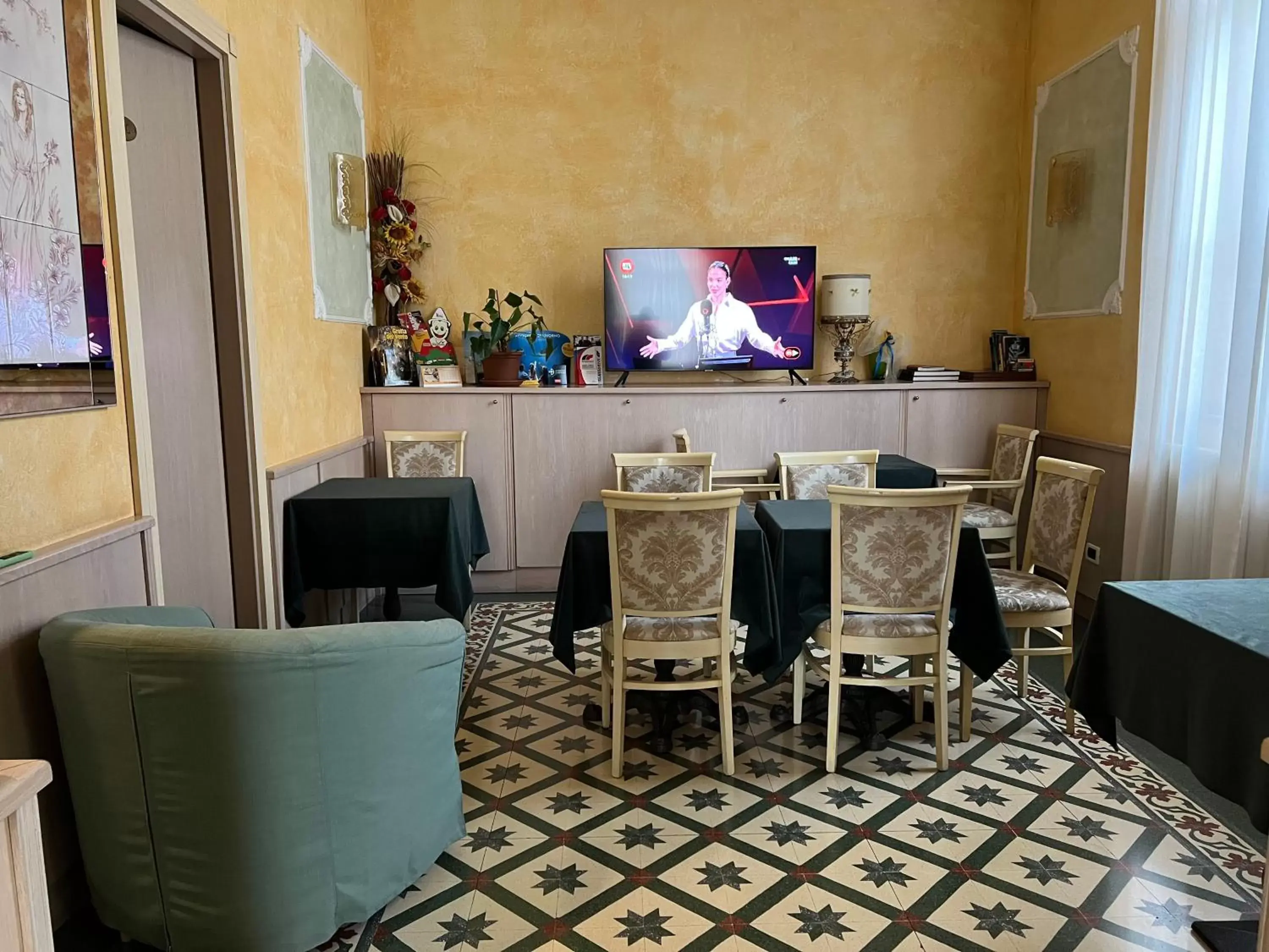 Communal lounge/ TV room in Hotel Villa Primavera