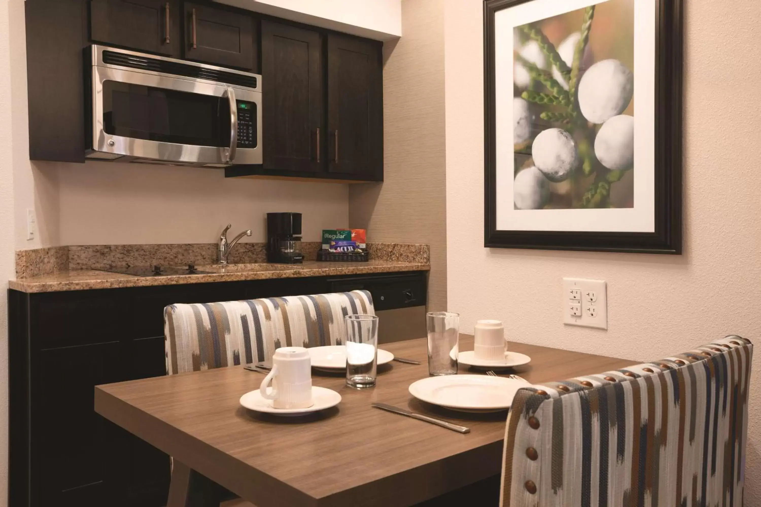 Kitchen or kitchenette, Dining Area in Homewood Suites Tucson St. Philip's Plaza University