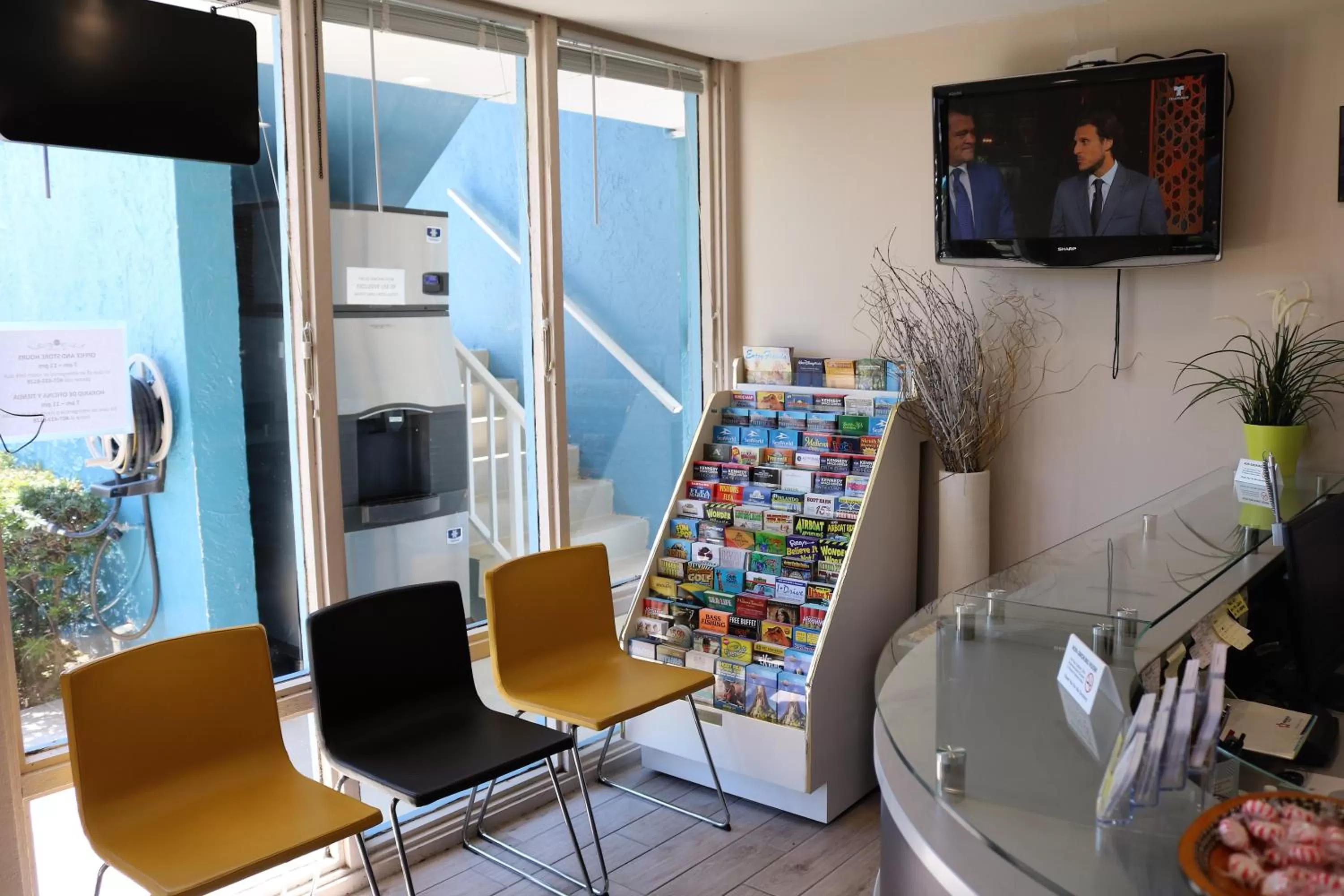 Lobby or reception, TV/Entertainment Center in Monte Carlo Inn- Near Disney