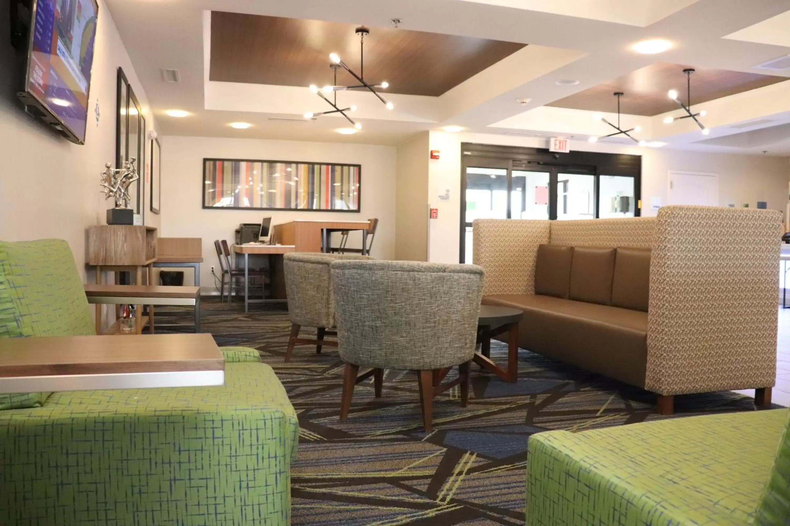 Property building, Lounge/Bar in Holiday Inn Express Hotel & Suites Crawfordsville, an IHG Hotel