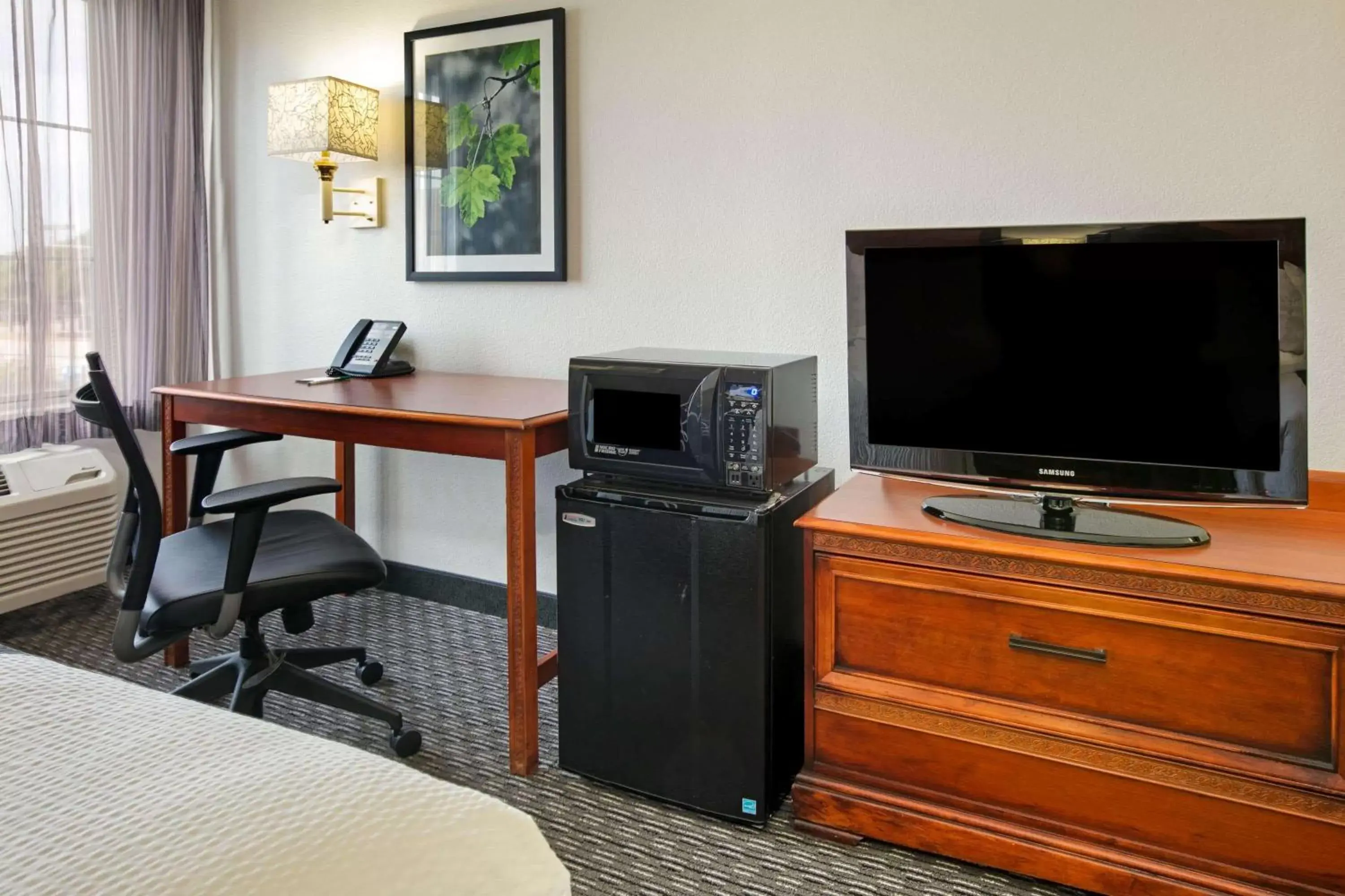 Photo of the whole room, TV/Entertainment Center in La Quinta by Wyndham DFW Airport South / Irving