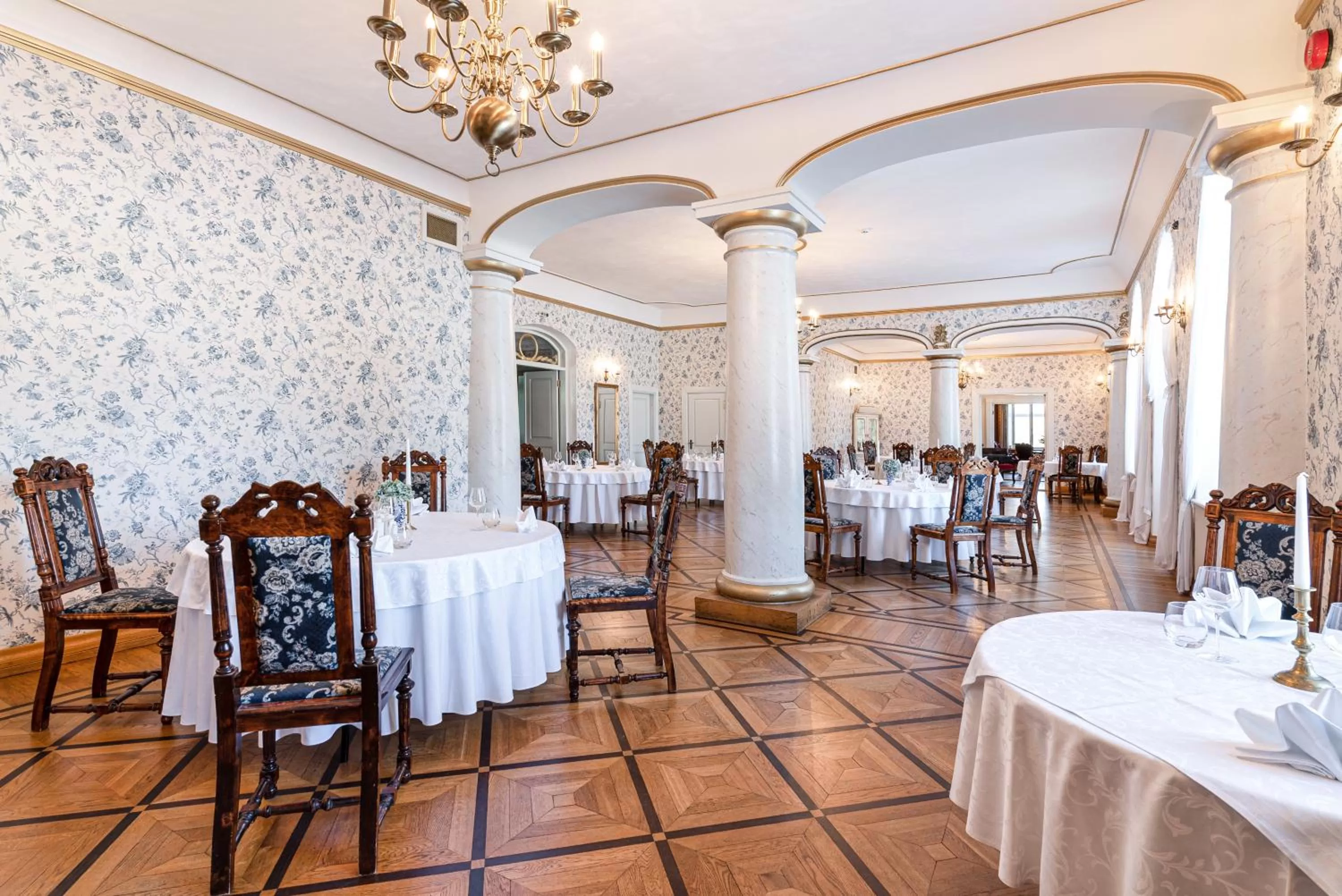 Restaurant/places to eat in Padise Manor