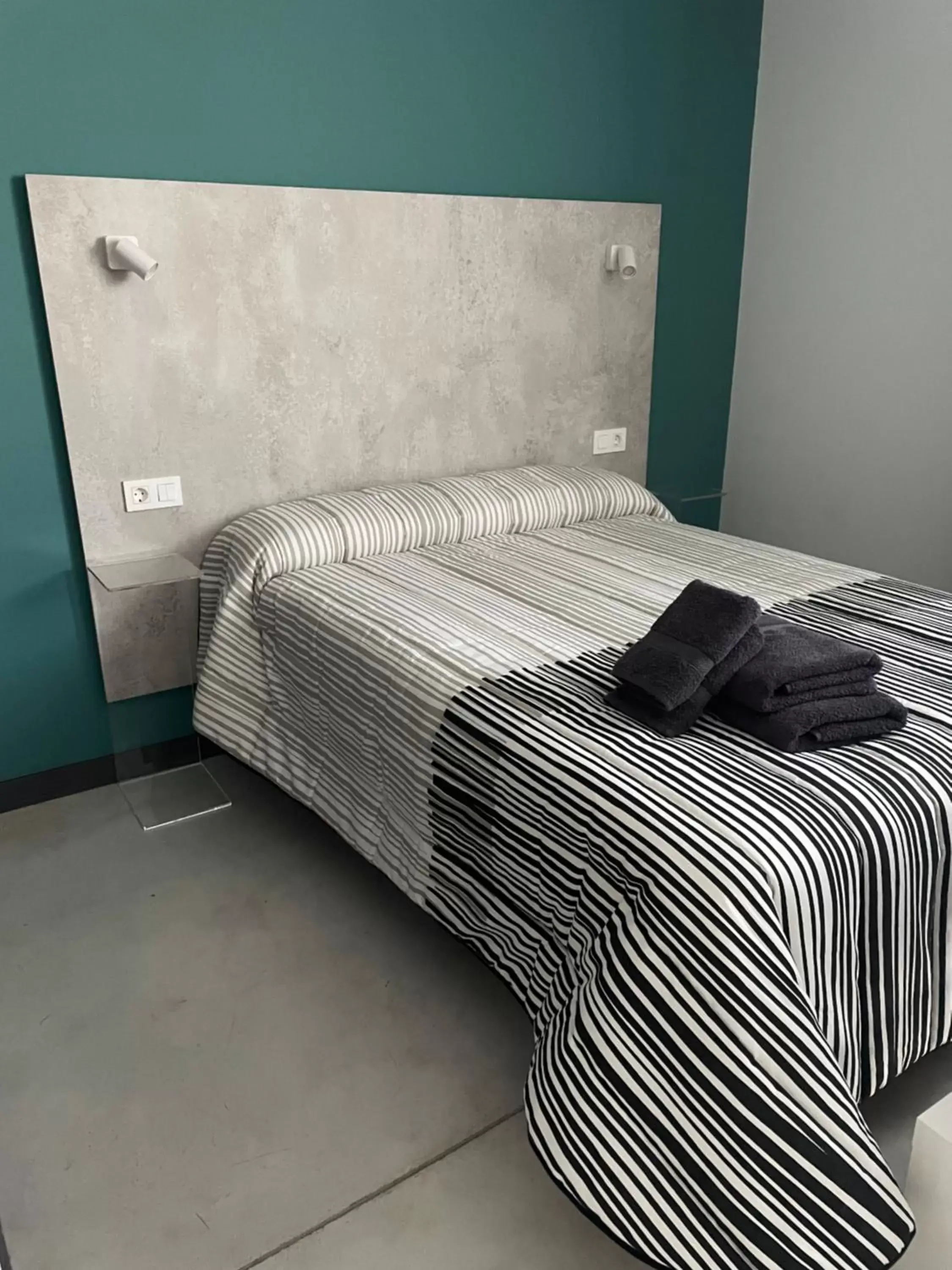 Bed in Apartamentos Aljama