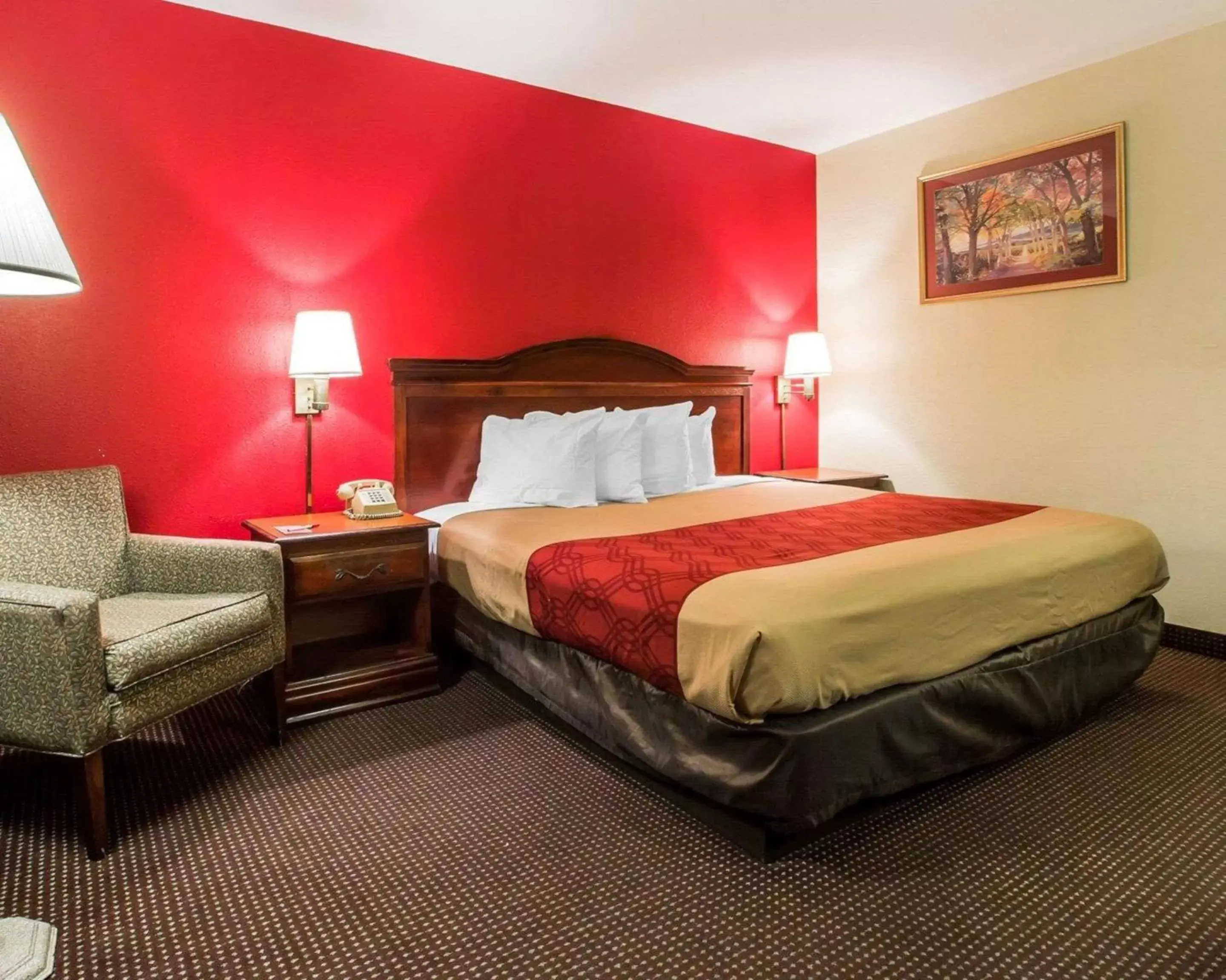 Photo of the whole room, Bed in Econo Lodge Airport