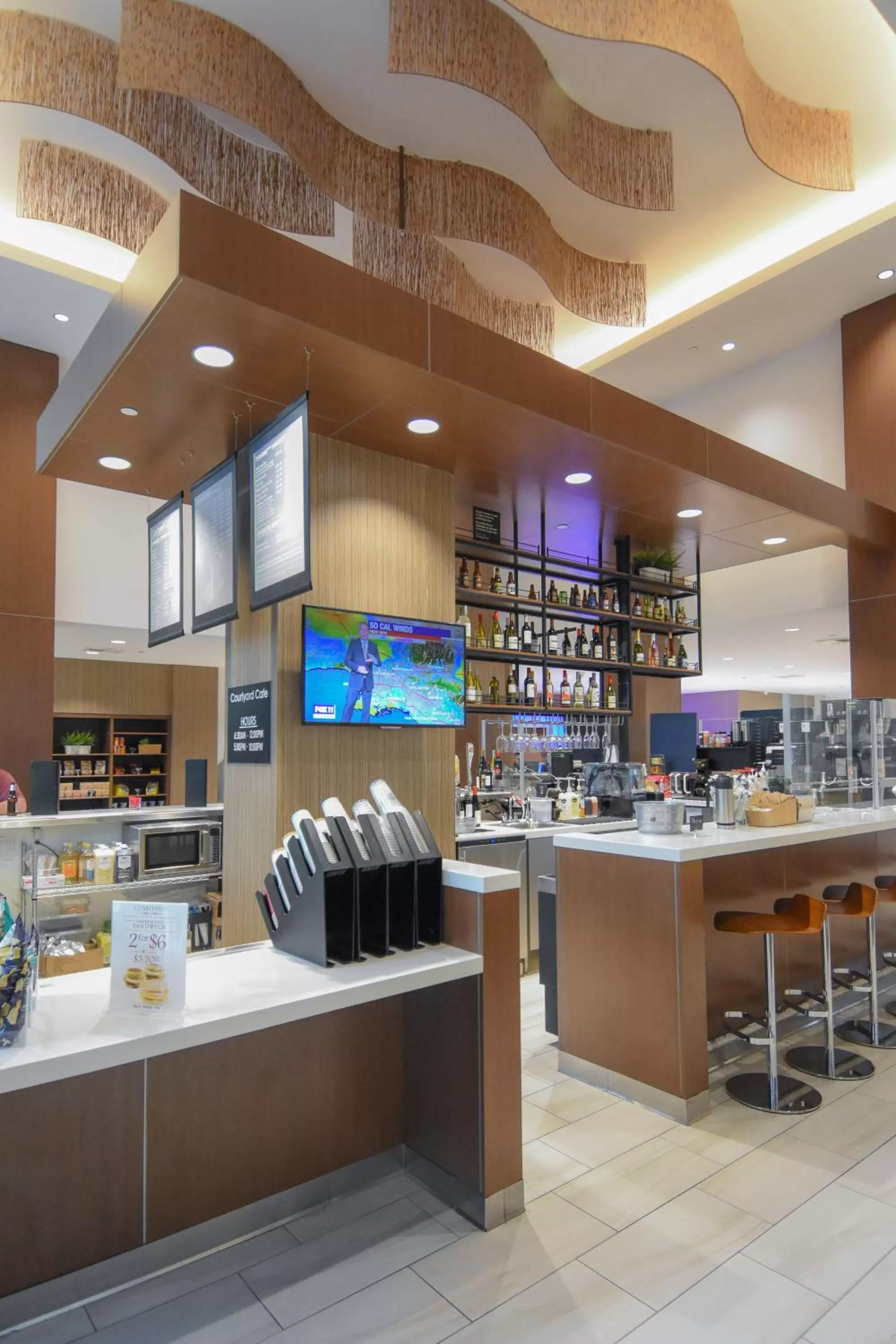 Lounge or bar in Wyndham Anaheim