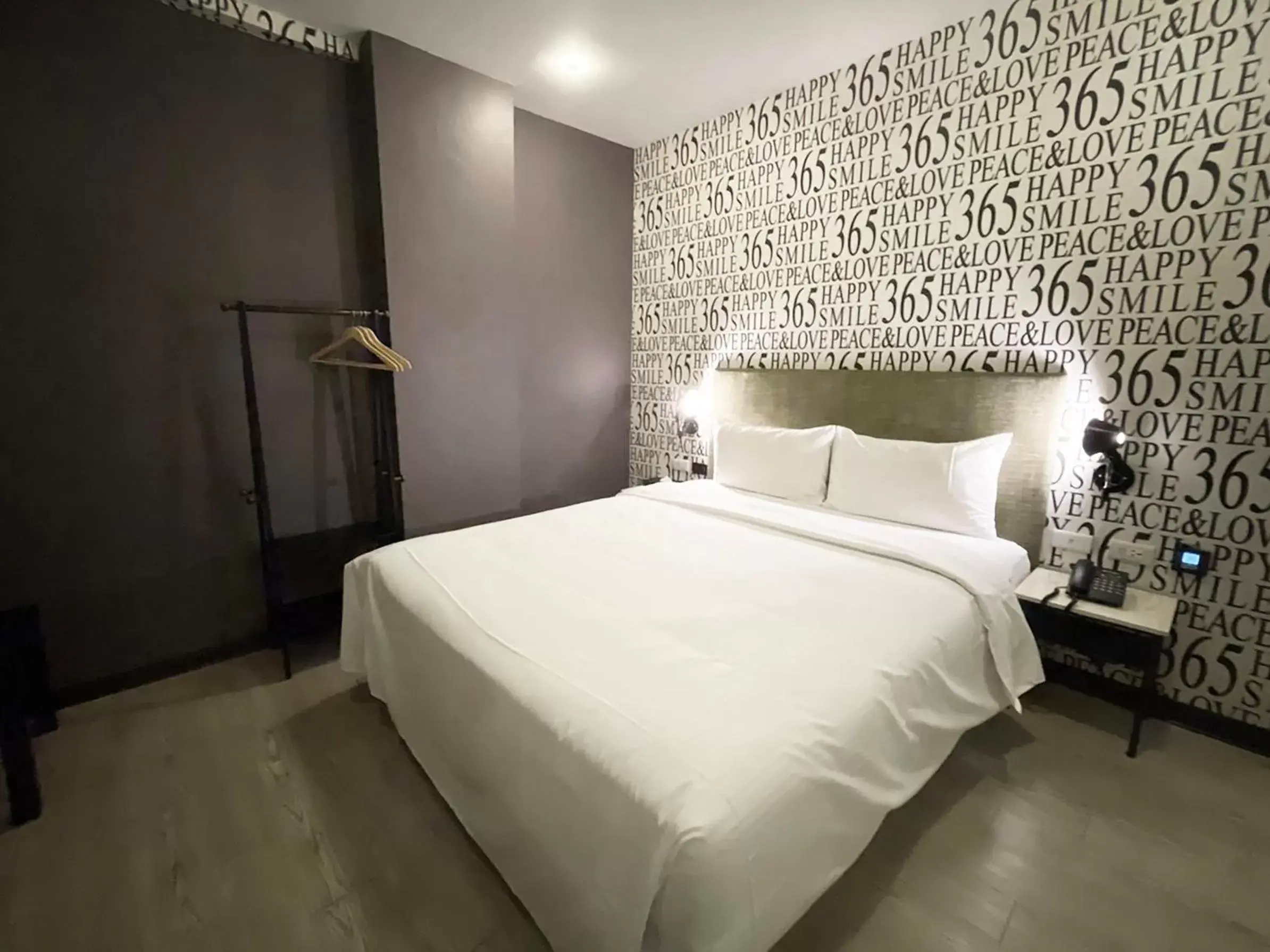 Bed in CHECK inn Taichung Ziyou