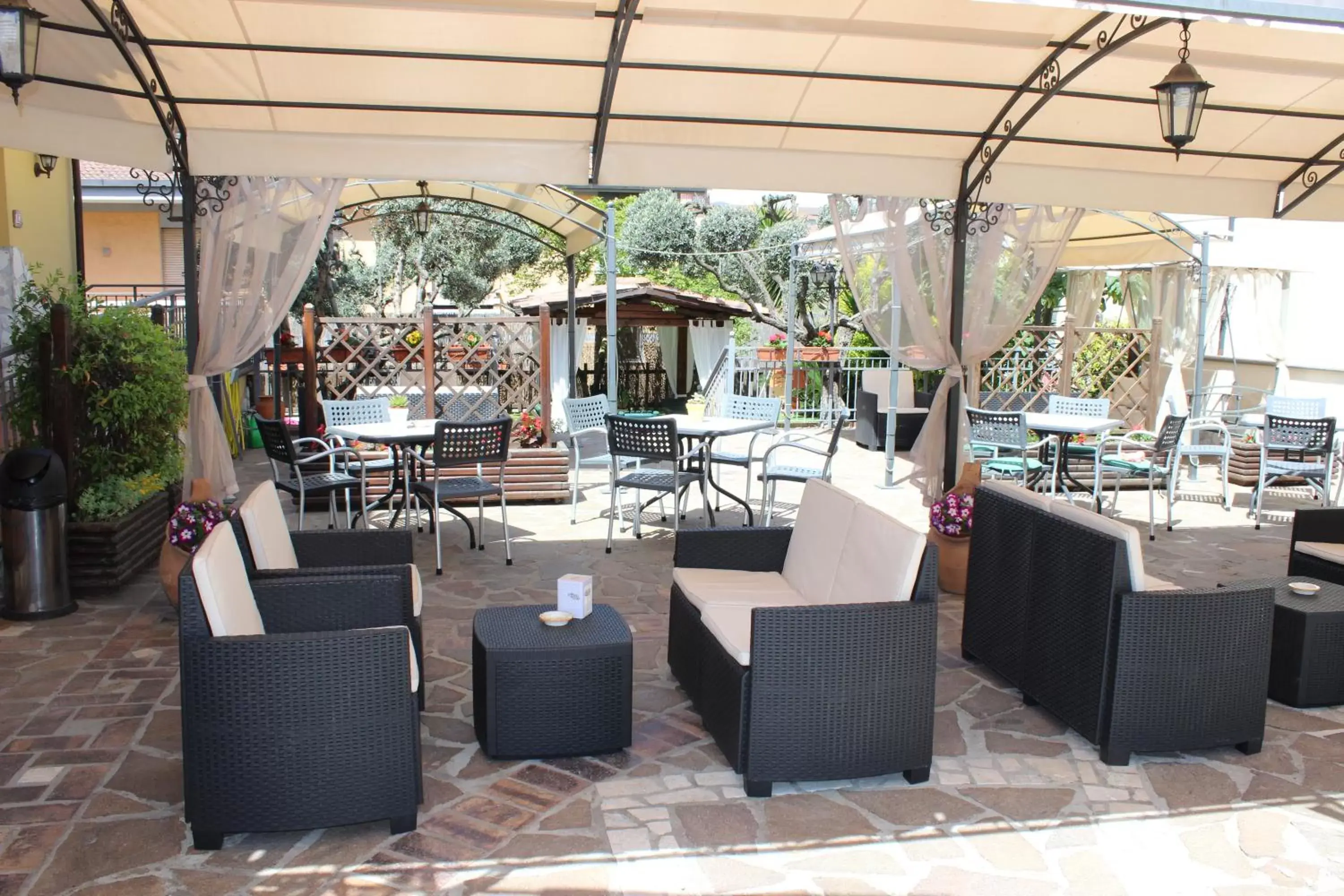 Garden, Restaurant/Places to Eat in Hotel Nespolo D'Oro