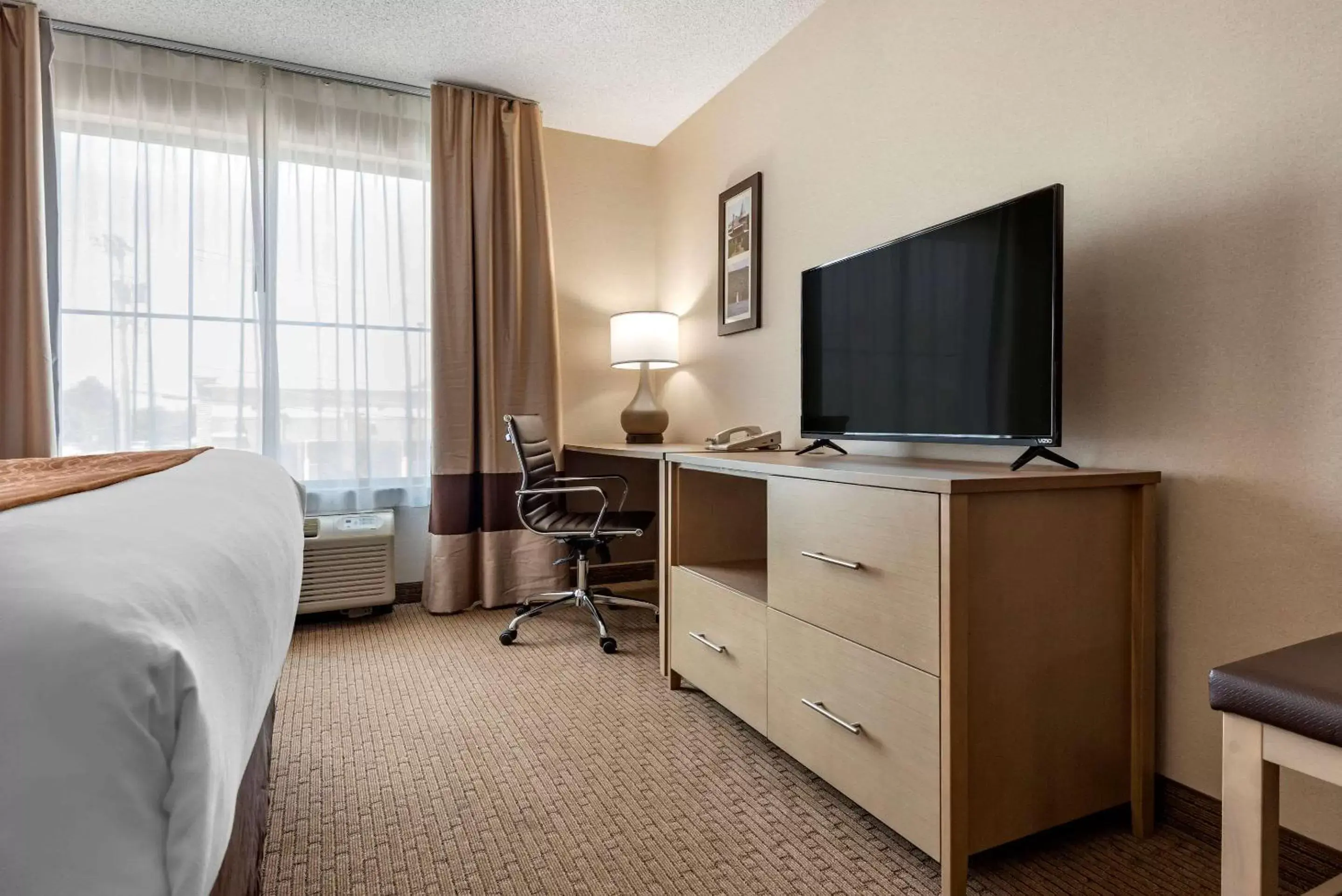 Photo of the whole room, Bed in Comfort Inn & Suites Farmington - Victor