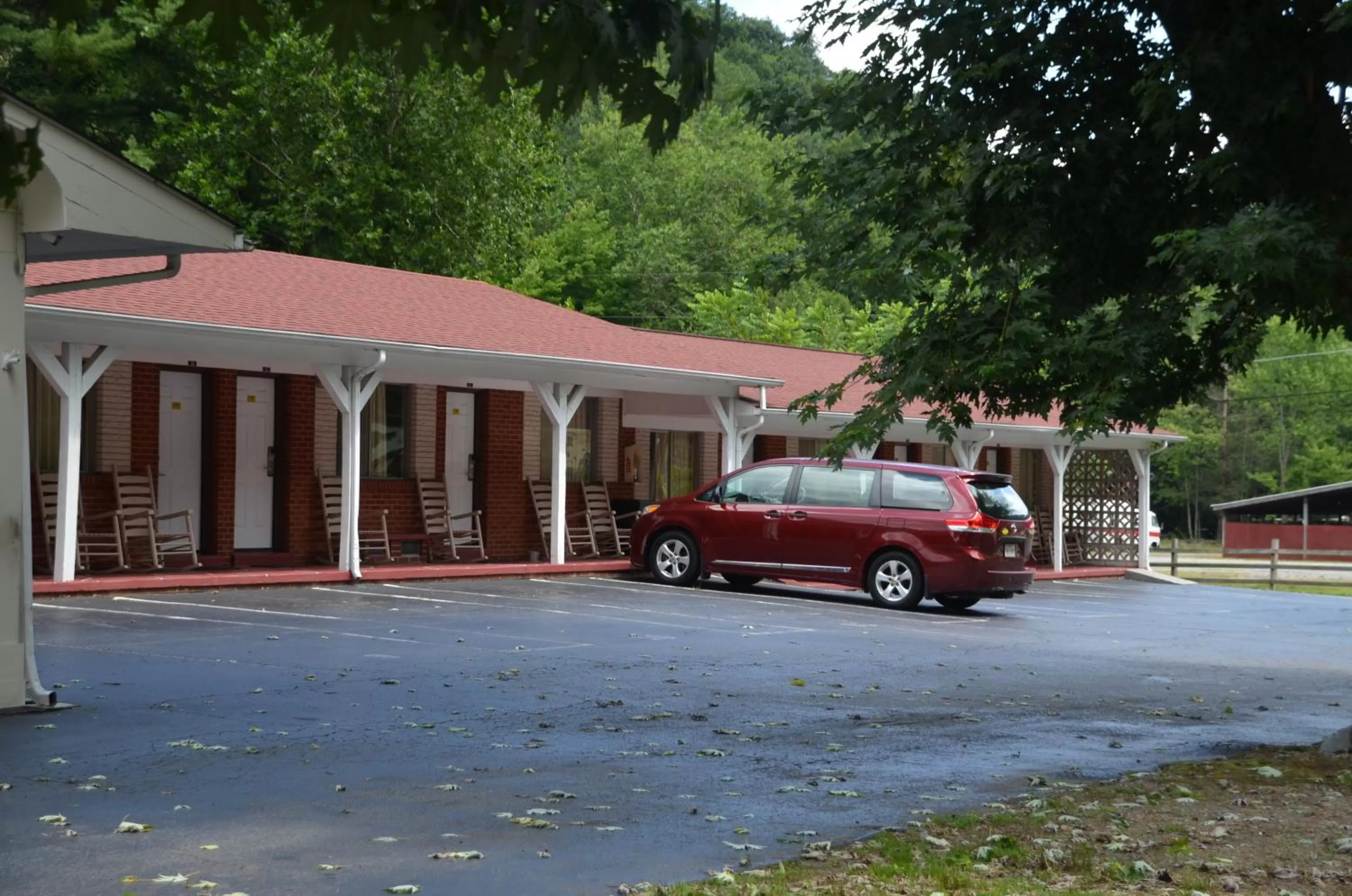 Parking in Travelowes Motel - Maggie Valley