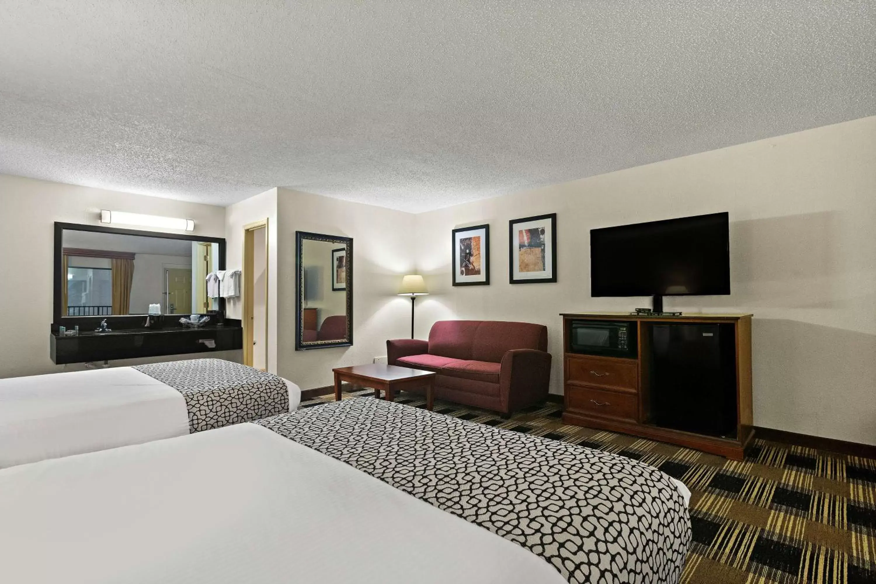 Bedroom, TV/Entertainment Center in Best Western Windsor Suites