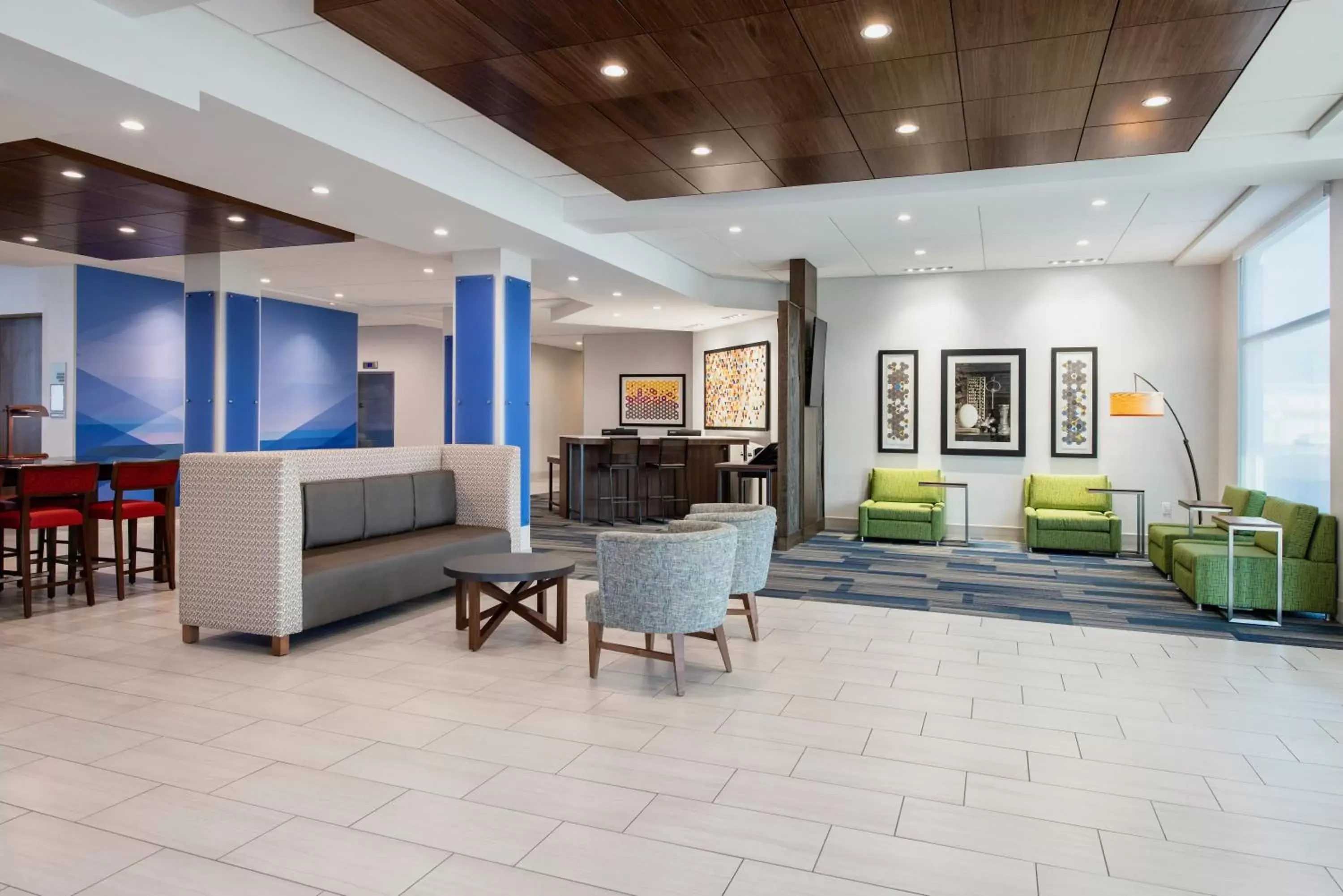 Property building, Lobby/Reception in Holiday Inn Express & Suites Kelowna - East, an IHG Hotel