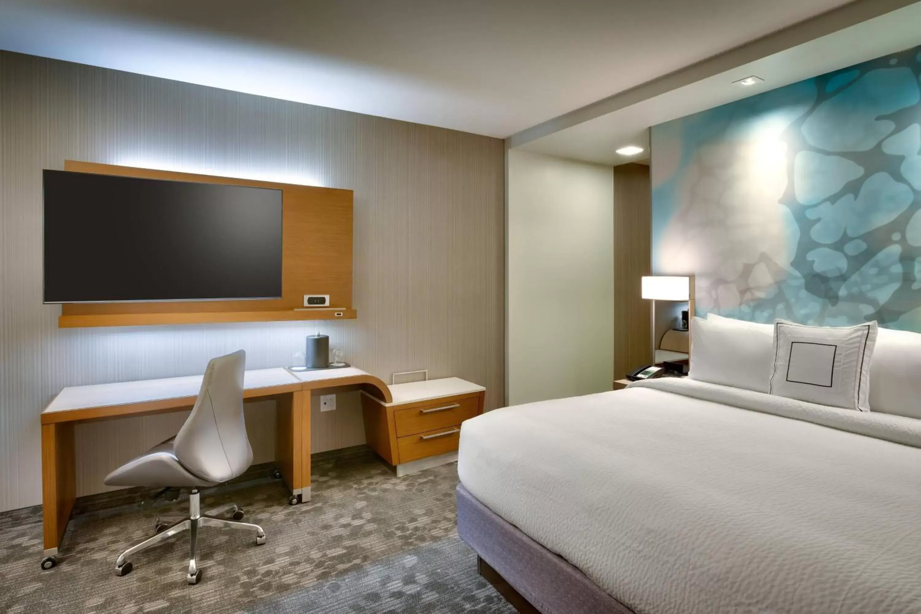 Photo of the whole room, Bed in Courtyard by Marriott Los Angeles LAX/Hawthorne