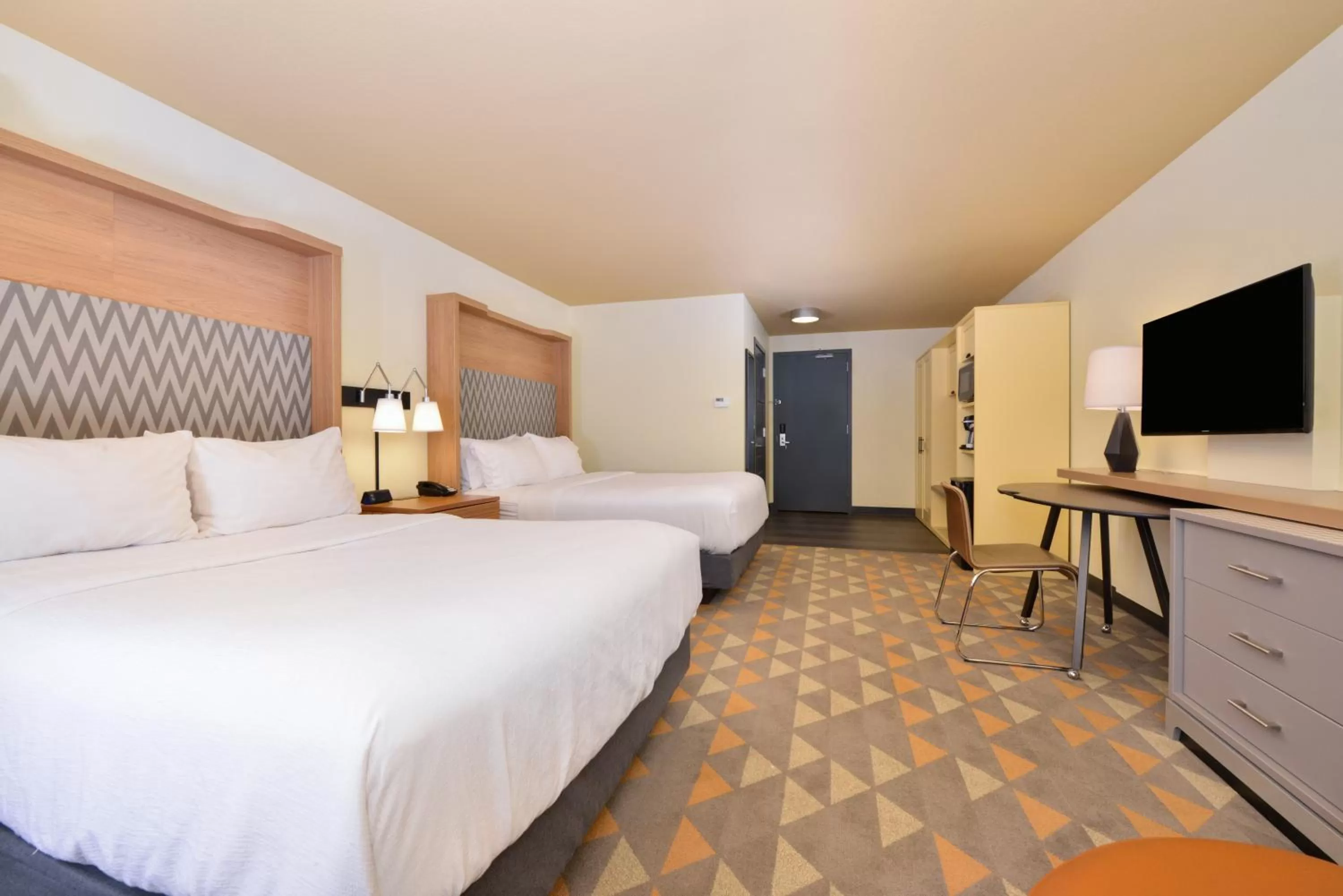 Photo of the whole room, Bed in Holiday Inn Kansas City Airport by IHG