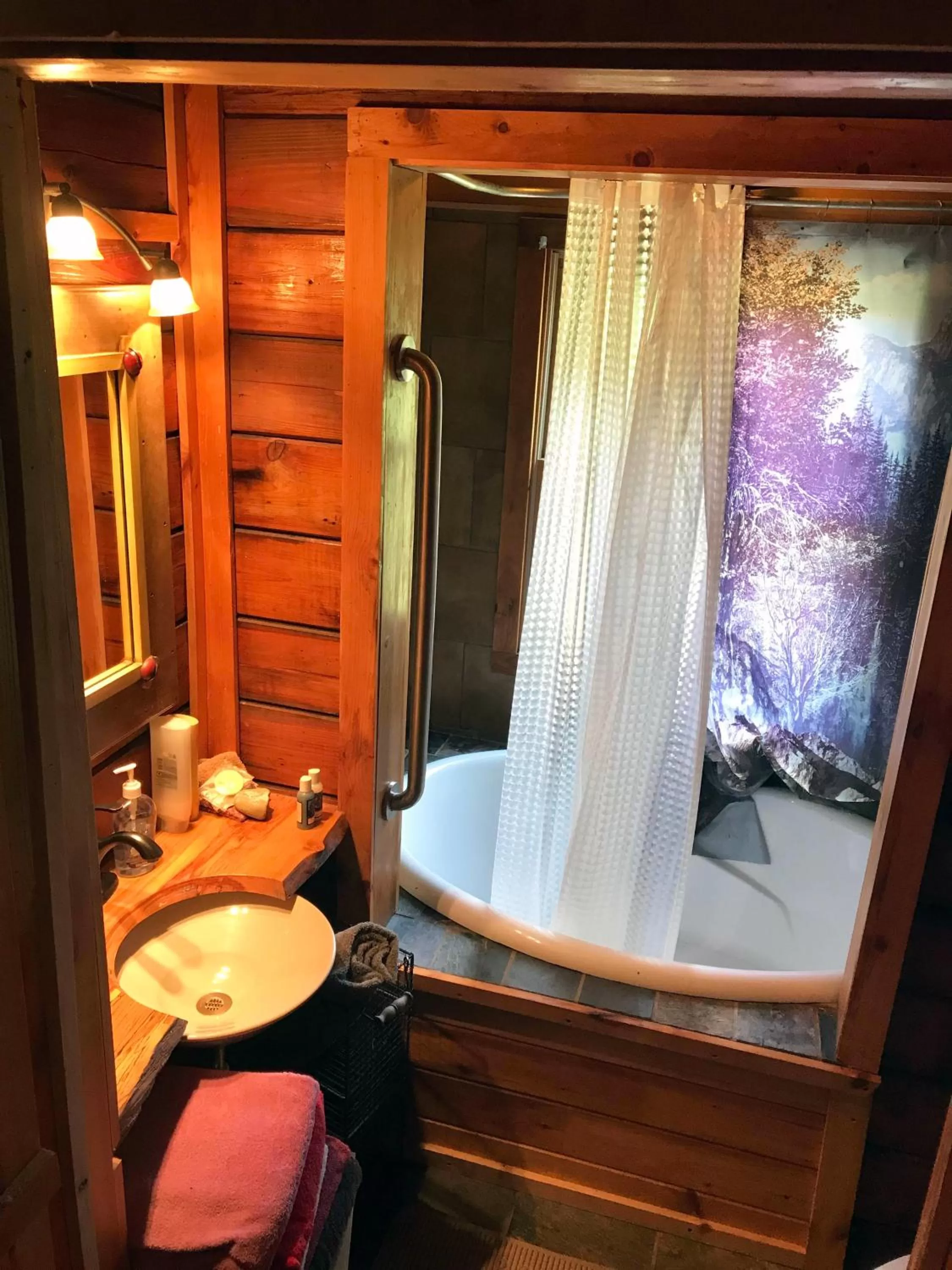 Bathroom in Creekwalk Inn Bed and Breakfast with Cabins