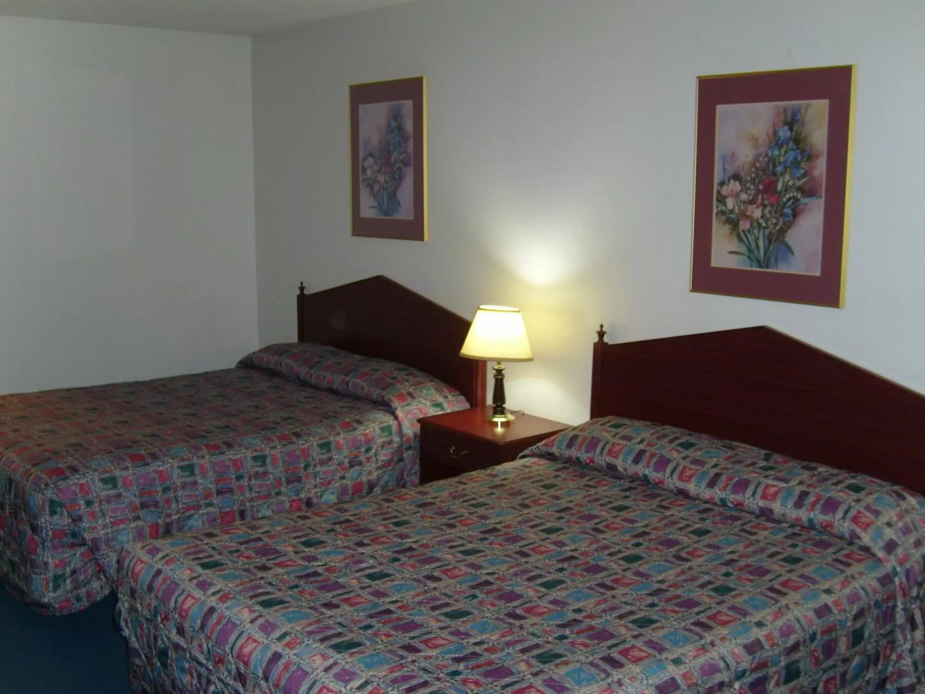 Bed in Stagecoach Inn Motel