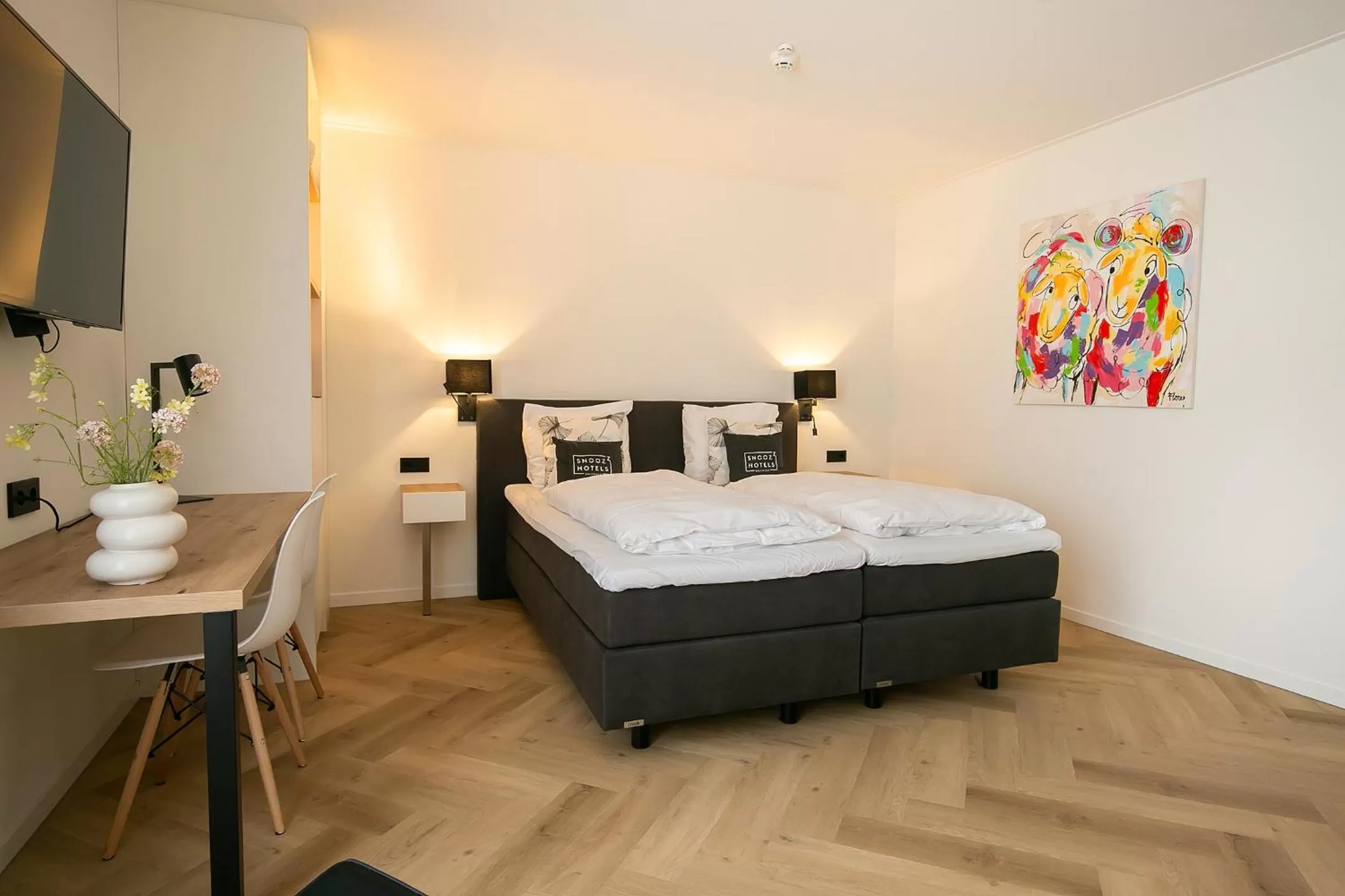 Bed in Snoozz Hotels Bolsward Boutique hotel zonder receptie met digitale sleutel