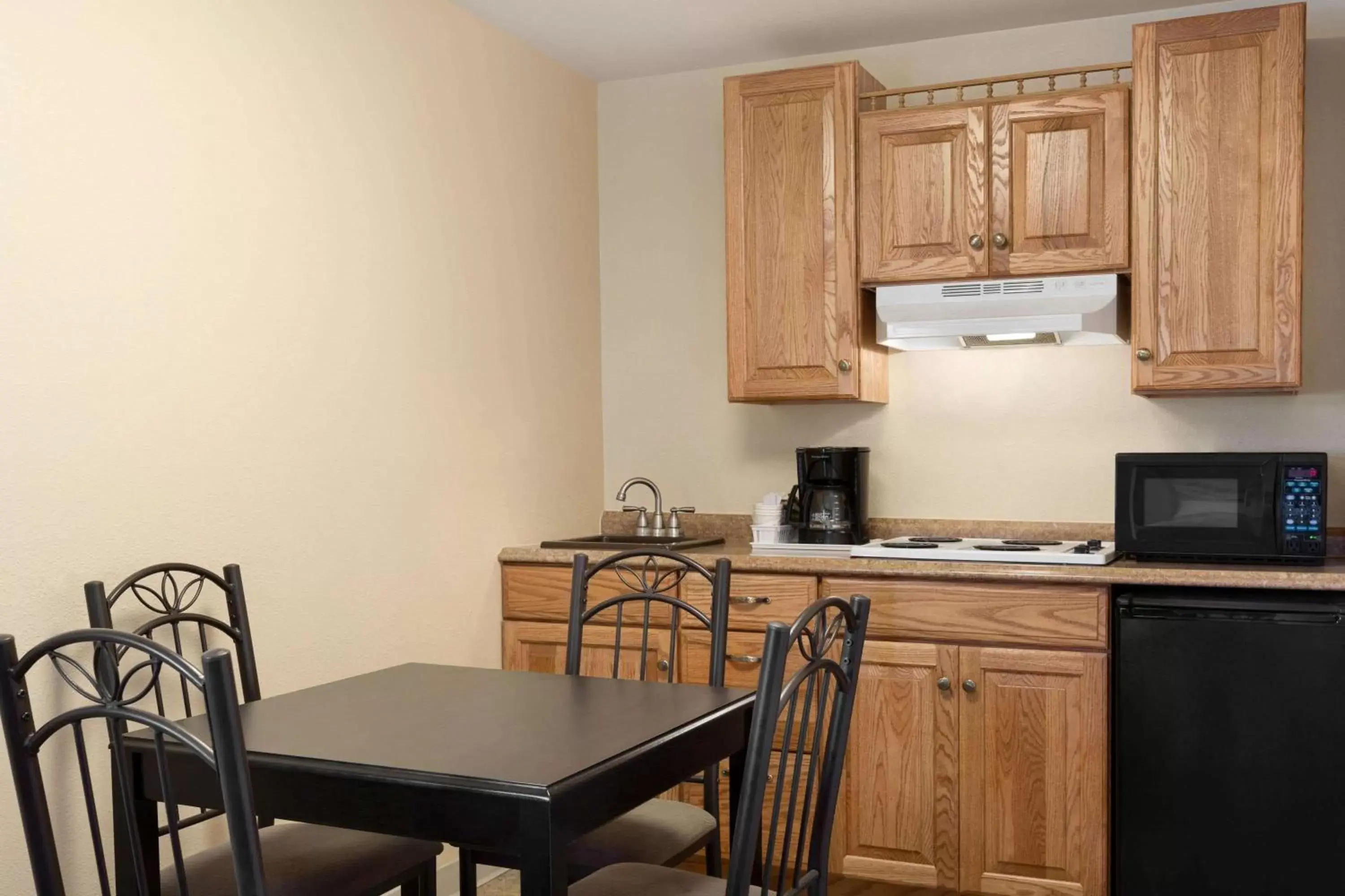 Photo of the whole room, Kitchen/Kitchenette in Super 8 by Wyndham Columbus