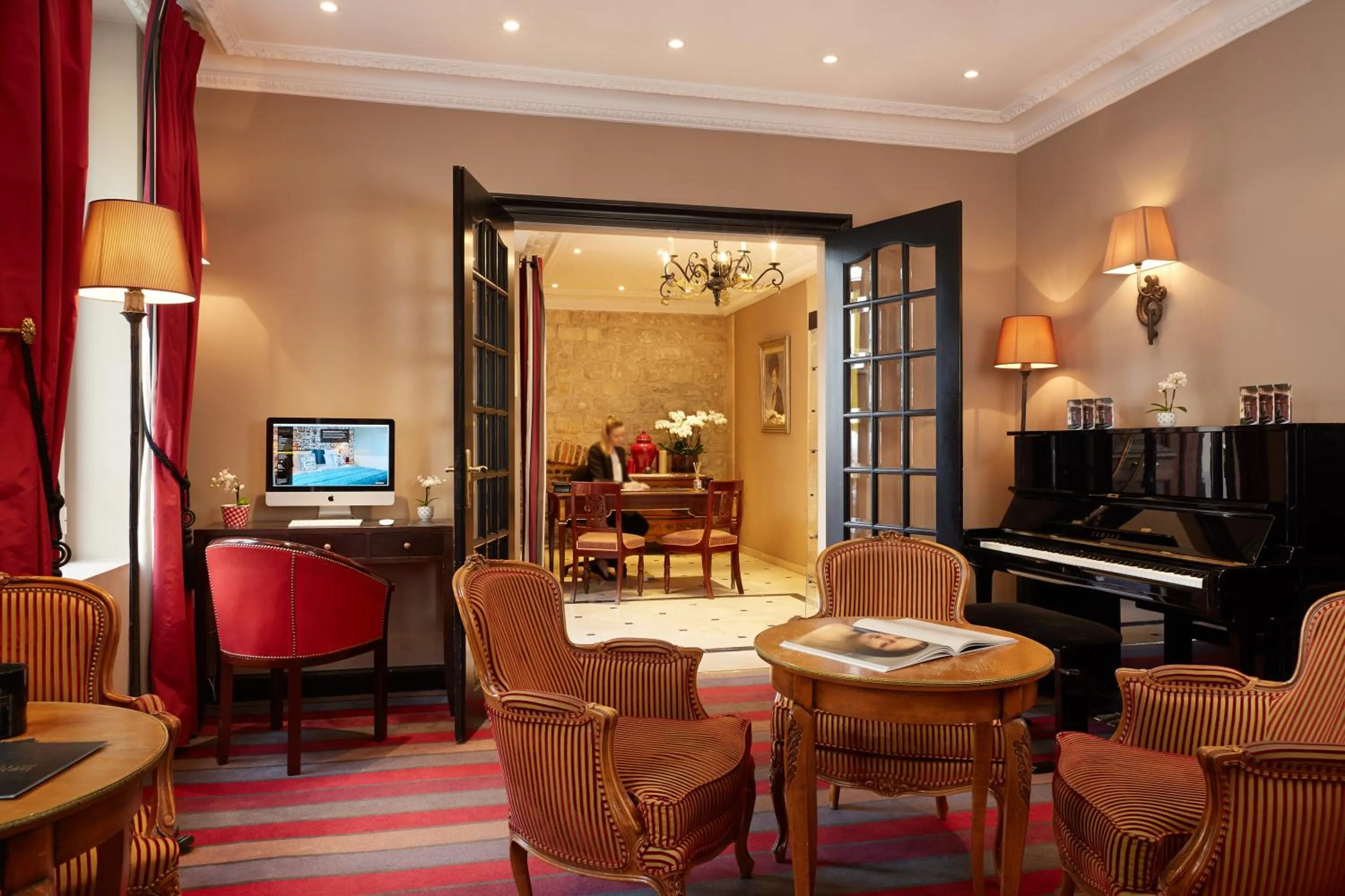 TV and multimedia in Hôtel Relais Saint Jacques Paris