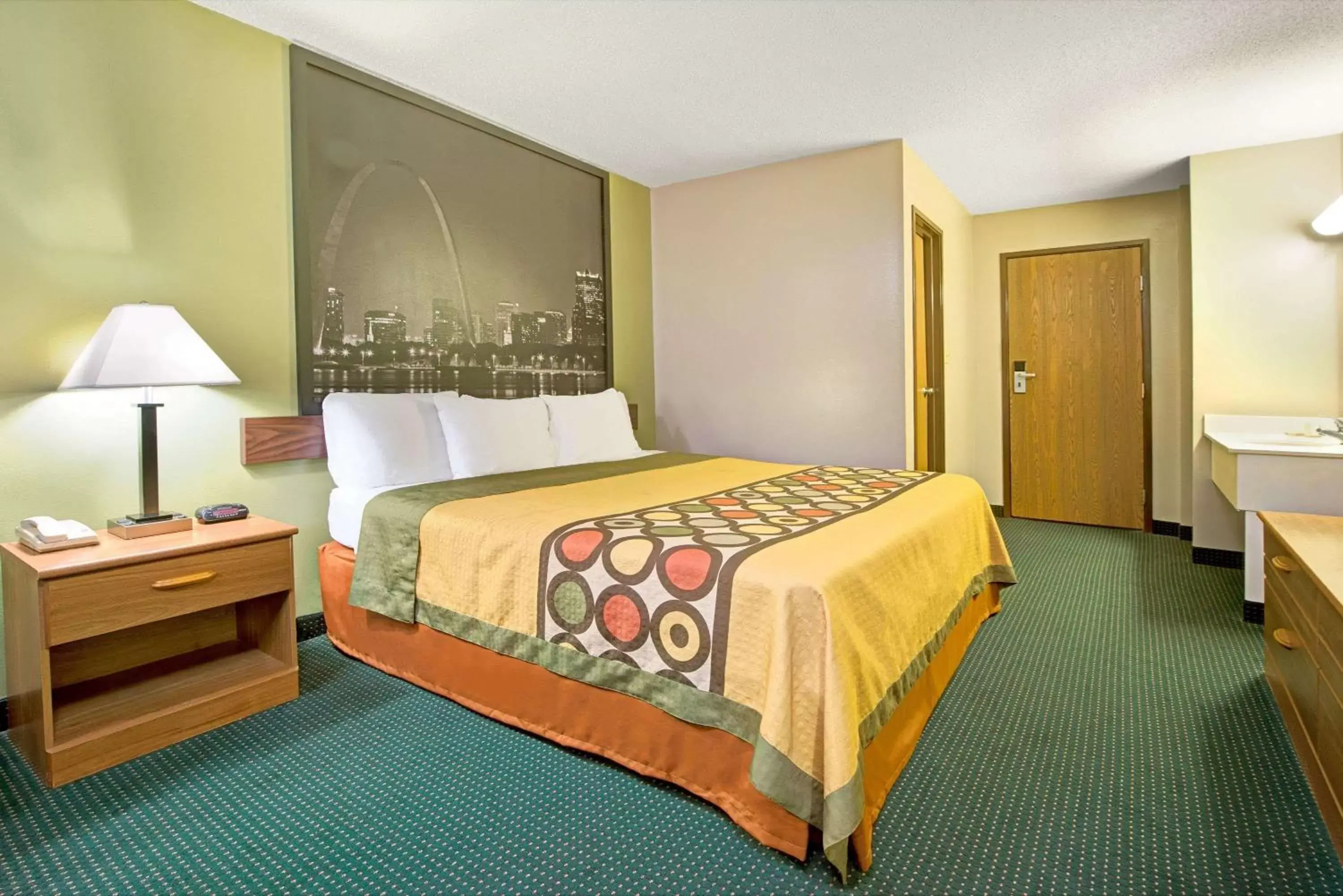 Photo of the whole room, Bed in Super 8 by Wyndham Eureka/Six Flags Nearby