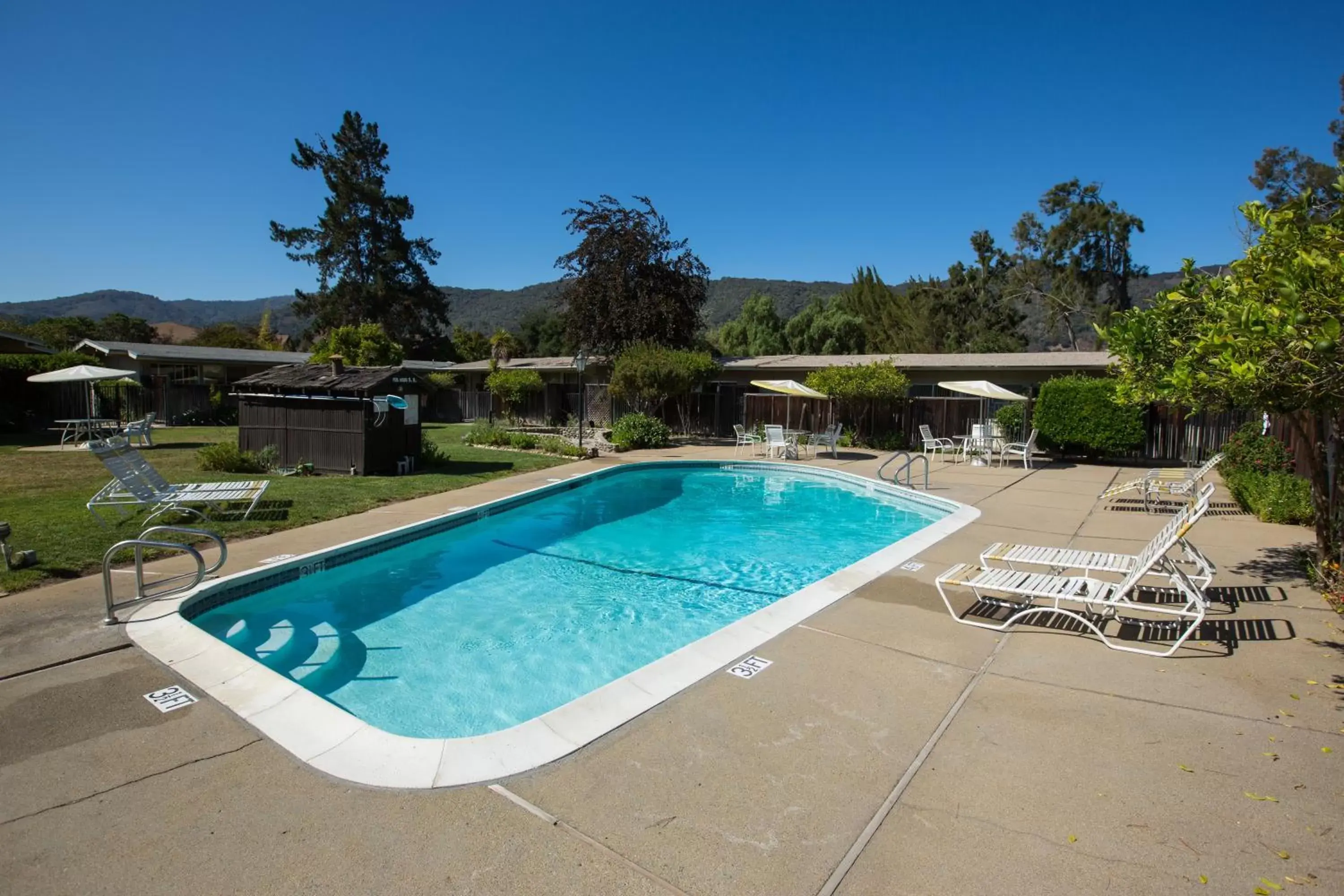 Swimming Pool in Contenta Inn