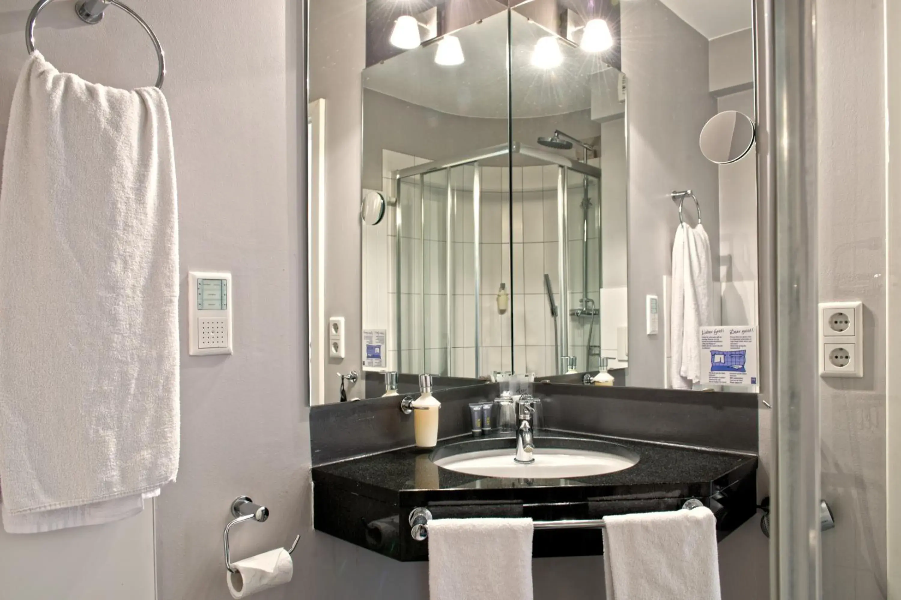 Bathroom in Town Hotel Wiesbaden - kleines Privathotel mit Self-Check-In in Bestlage