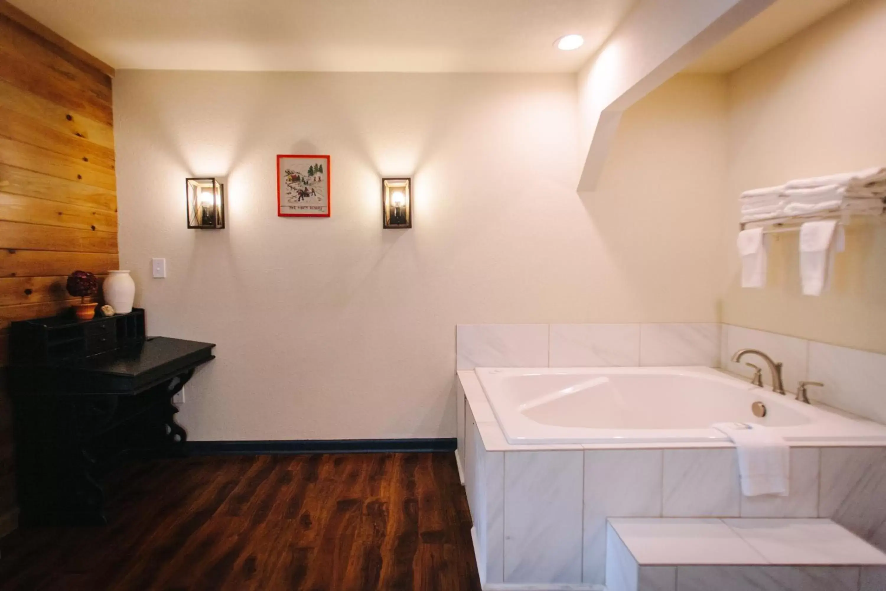 Hot Tub, Bathroom in Riverbend Motel & Cabins