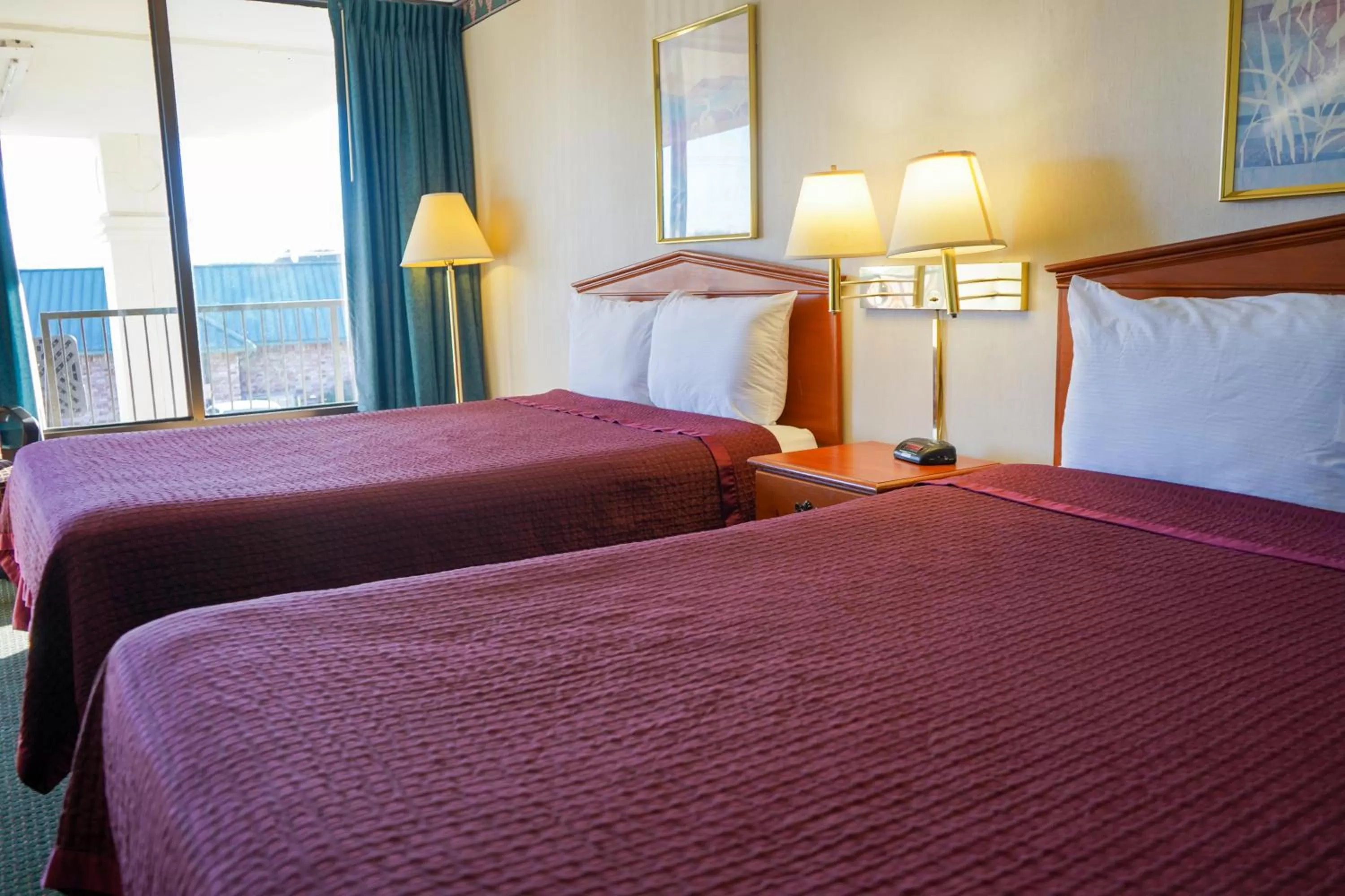 Bed in Sunset Inn Clarksville