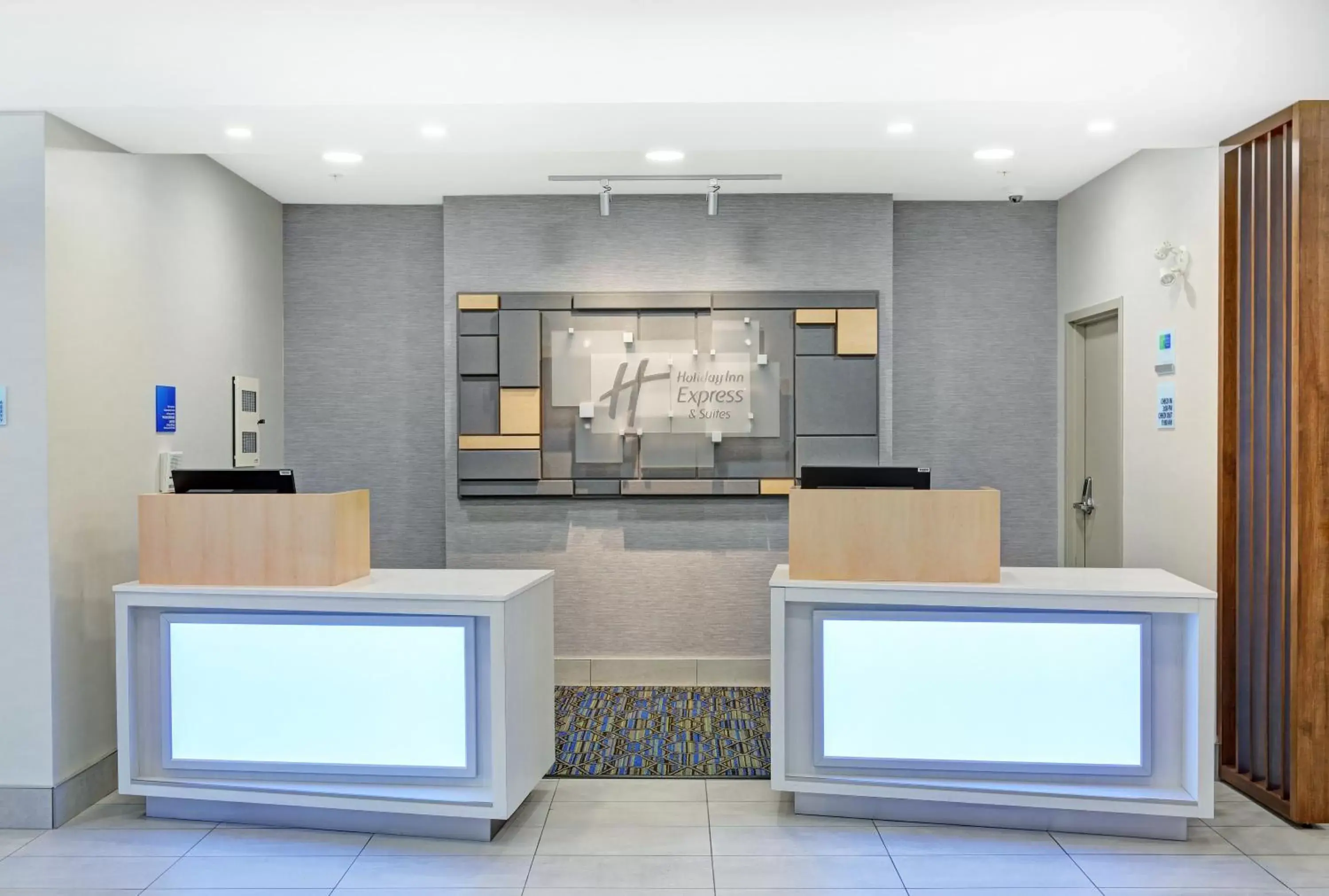 Property building, Lobby/Reception in Holiday Inn Express Hotel & Suites - Woodstock, an IHG Hotel