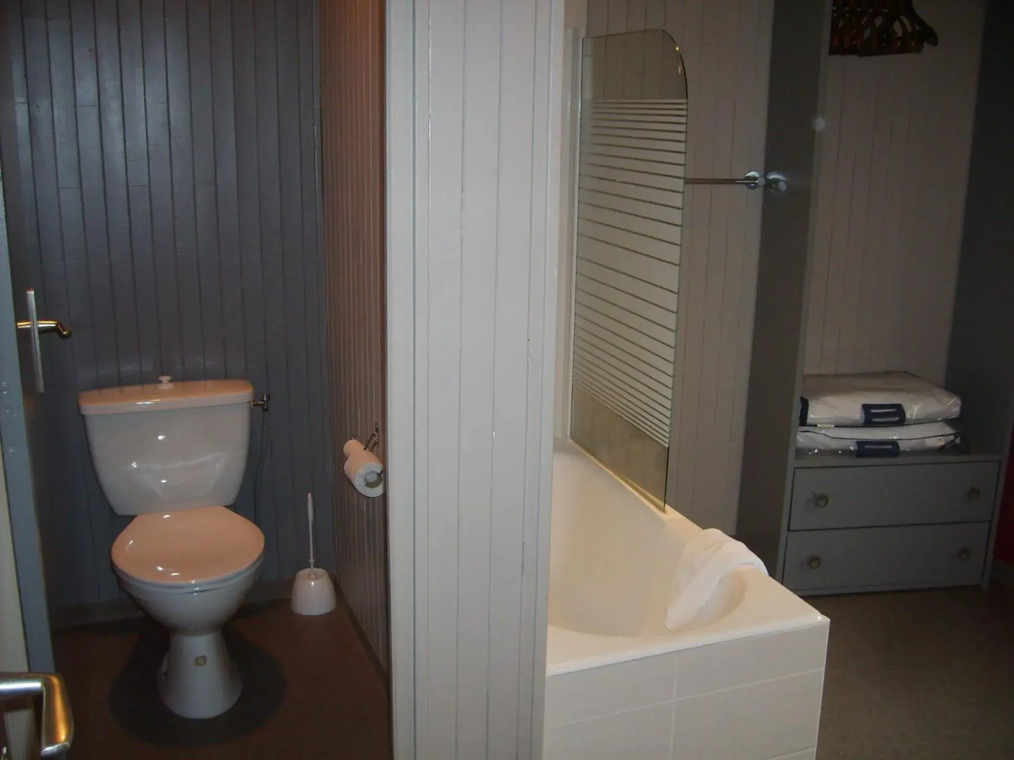 Bathroom in The Originals Access, Hôtel Arum, Remiremont (Inter-Hotel)