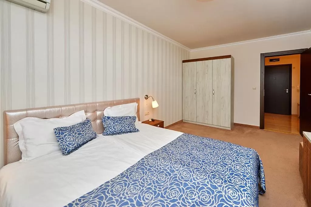 Bed in Penelopa Palace Apart Hotel & SPA