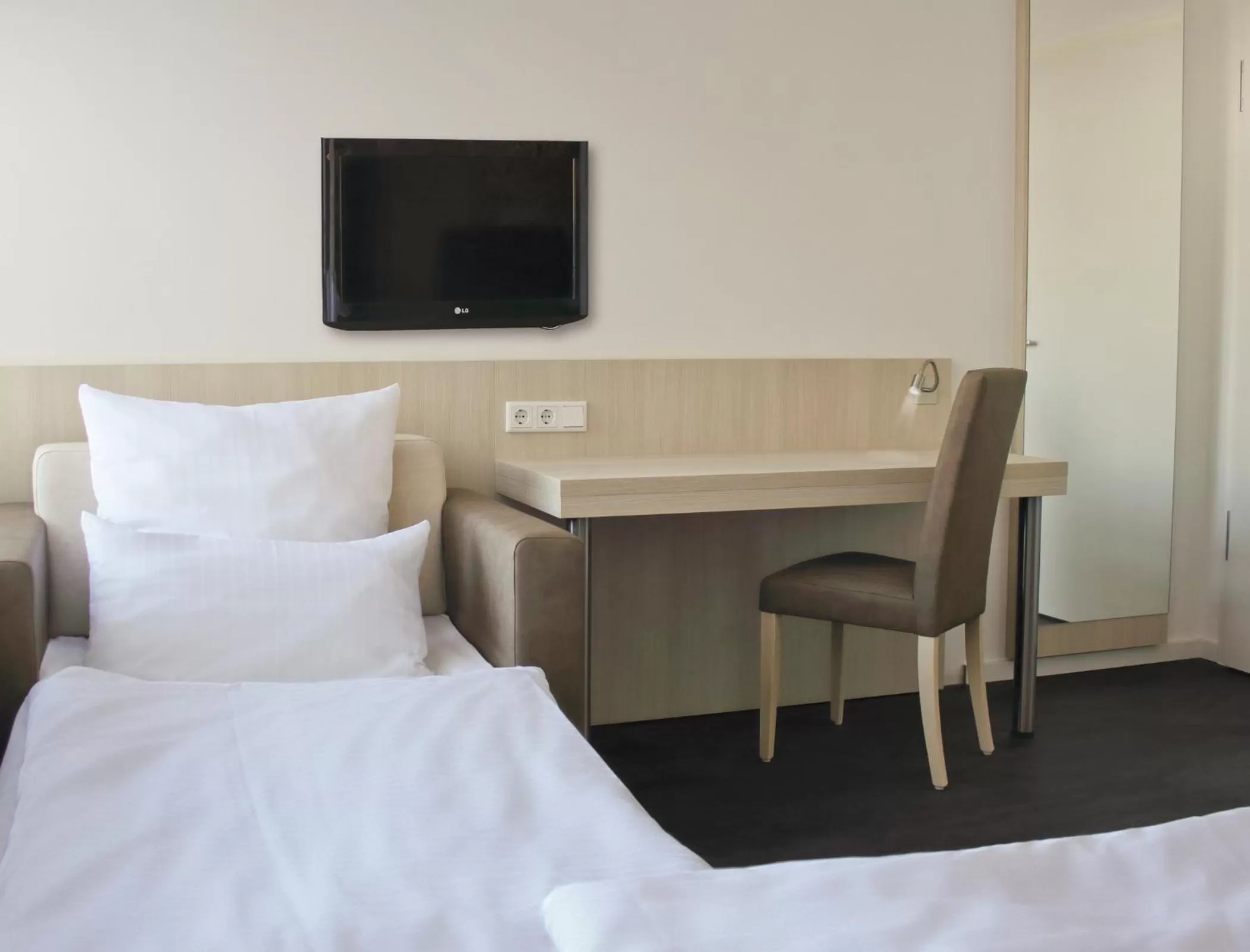 TV and multimedia, Bed in Viva Hotel Lübeck