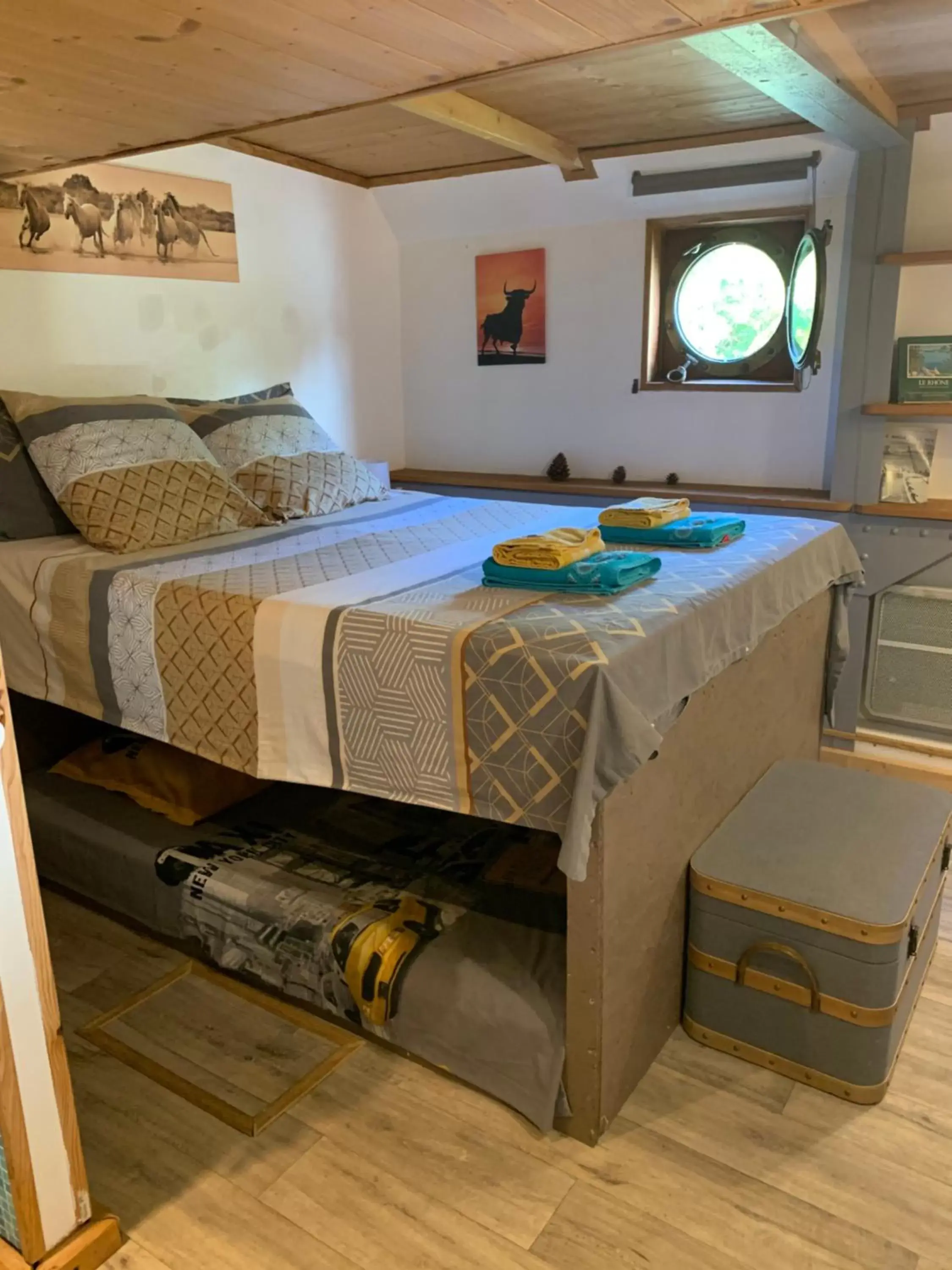 Bedroom, Bed in Péniche Le Pescalune - Chambre d'hôtes