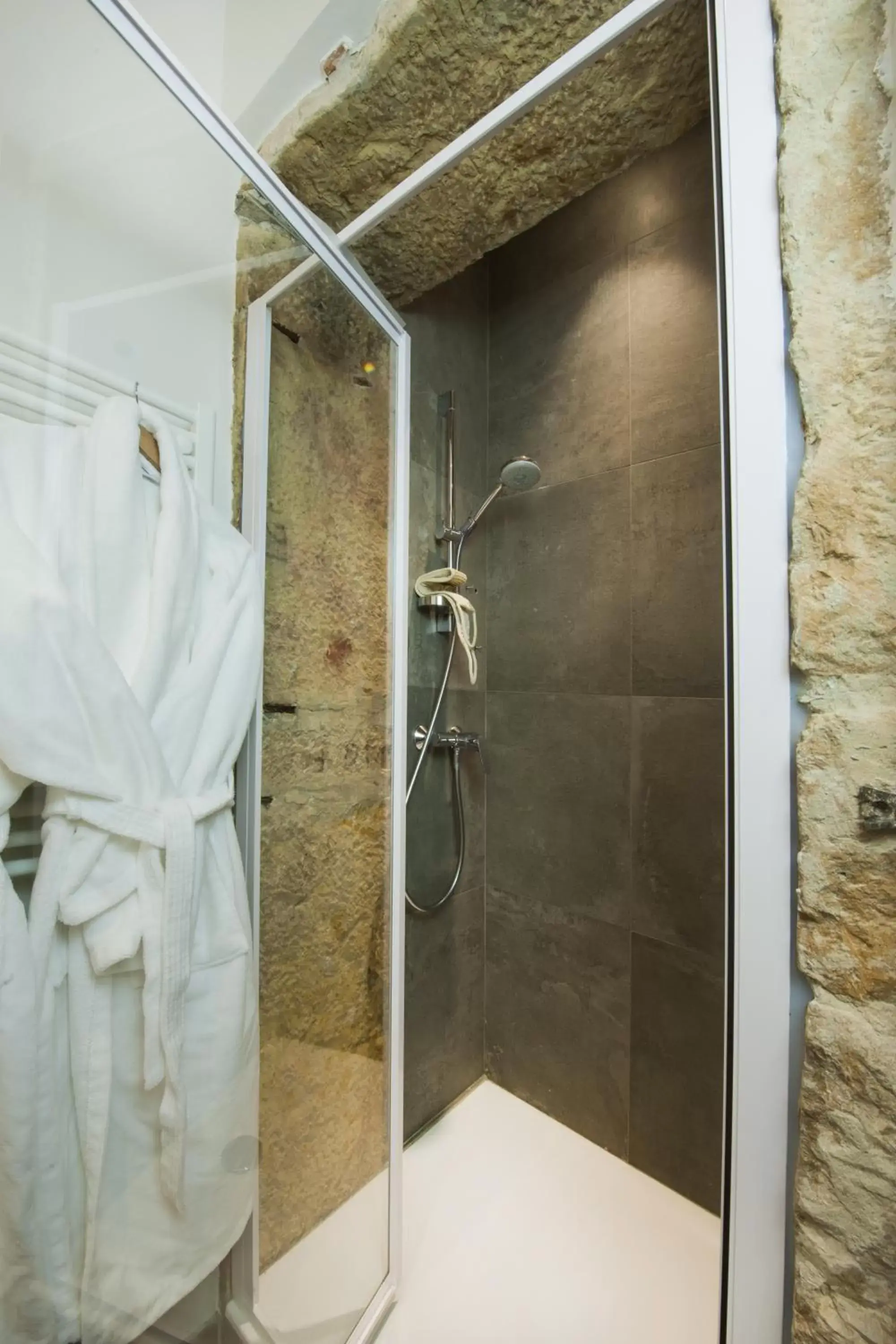 Shower, Bathroom in MiHotel Gailleton