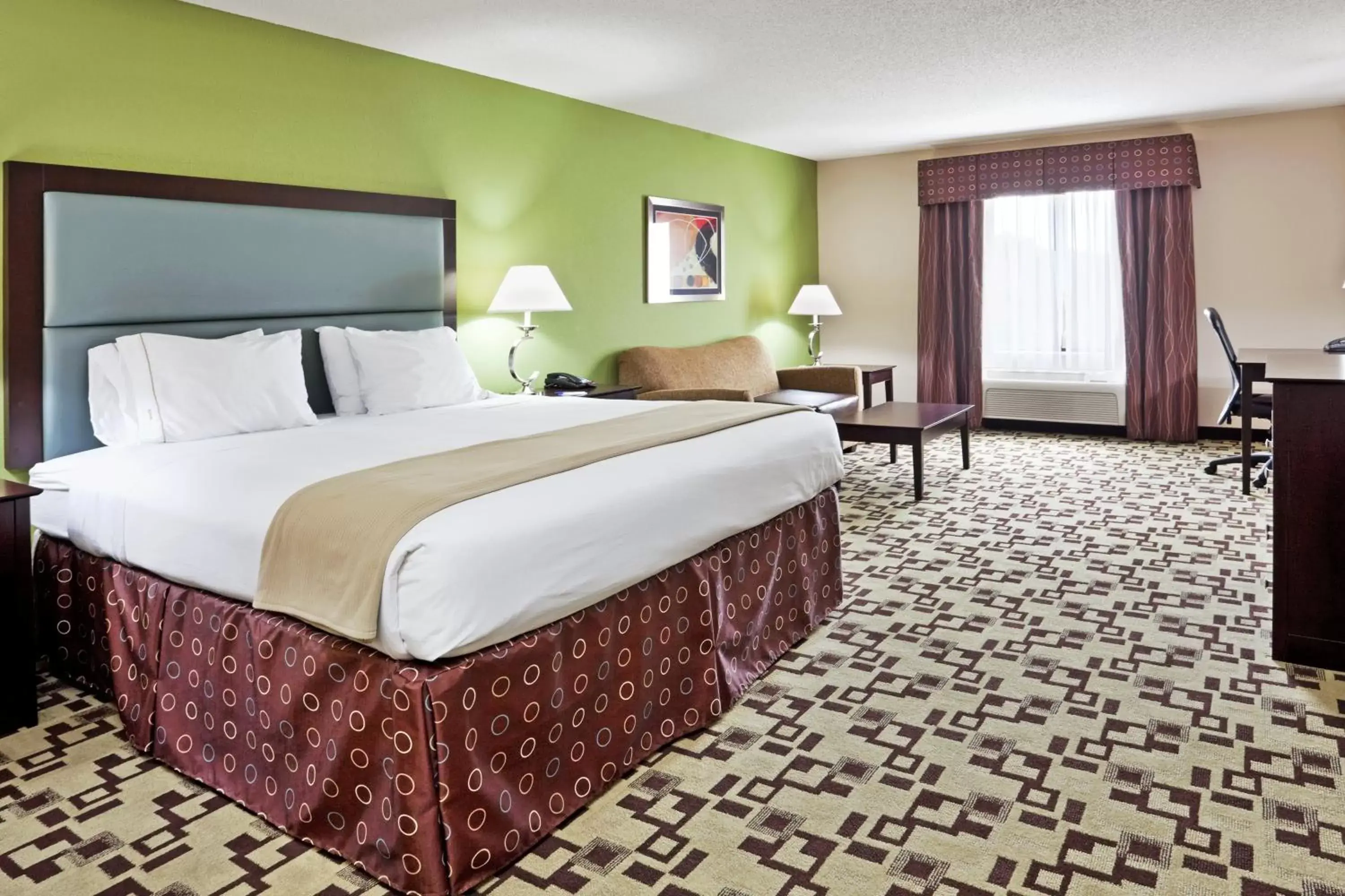 Photo of the whole room, Bed in Holiday Inn Express Troutville-Roanoke North by IHG Photo of the whole room, Bed in Holiday Inn Express Troutville-Roanoke North by IHG