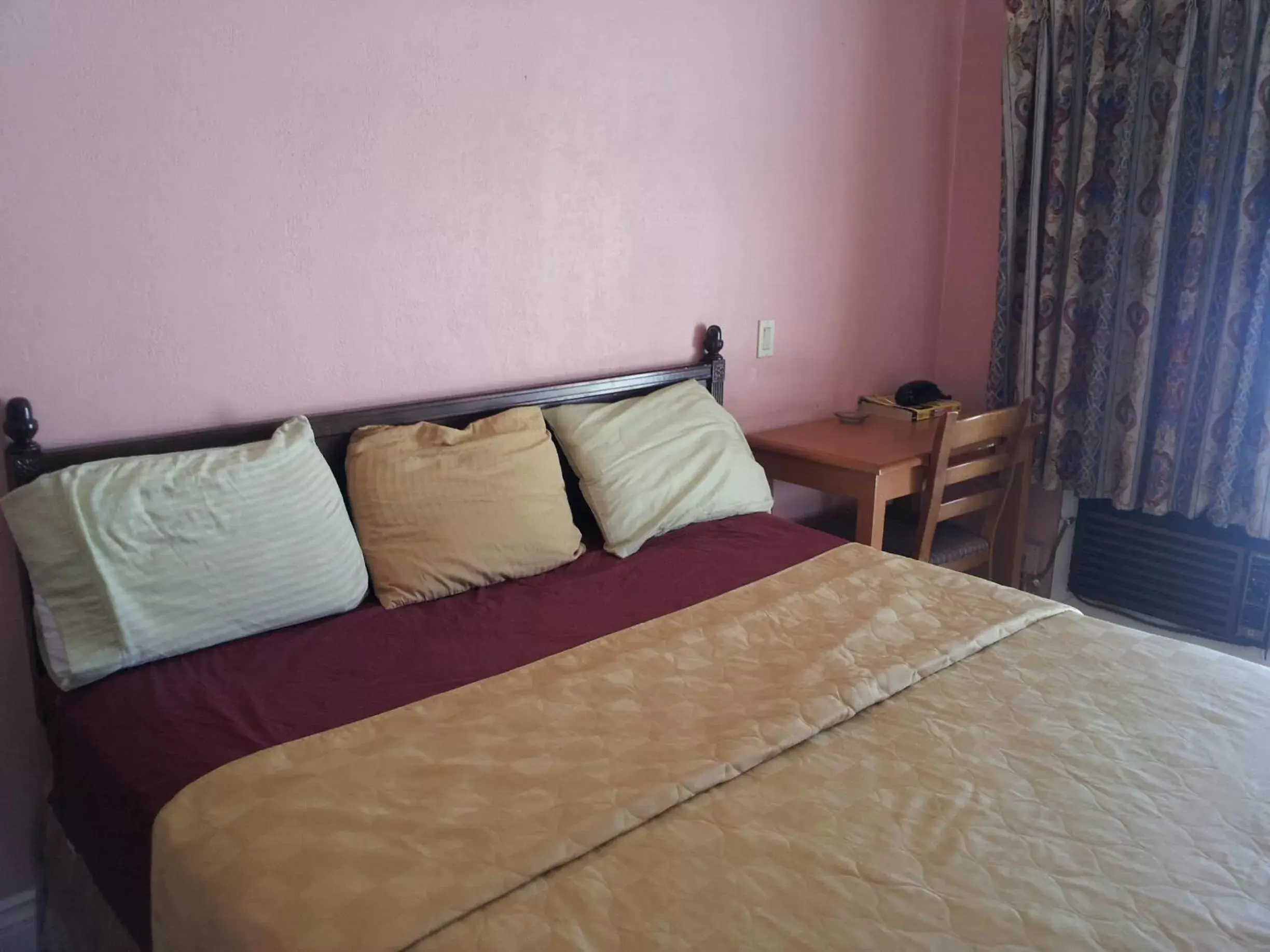 Bedroom, Bed in Travel Eagle Inn Motel Bedroom, Bed in Travel Eagle Inn Motel